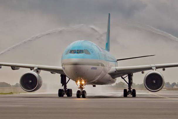 Korean Air has launched flights between Seoul and Zagreb, Croatia. The airline’s maiden flight KE919 from Seoul, which took 11 hours and 40 minutes, was welcomed with a water cannon salute upon landing at Zagreb (Franjo Tuđman) International Airport on Saturday. Click to enlarge.