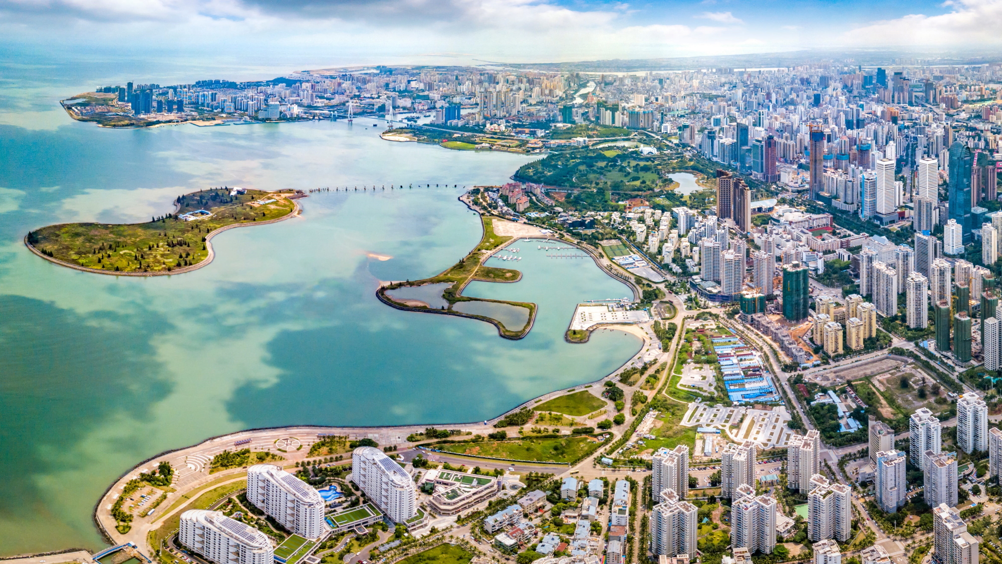 Radisson has signed a deal to expand its Radisson Blu brand to Hainan, China. The new-build Radisson Blu Haikou hotel, will be located in a Free Trade Zone to be established by the Chinese government in the thriving island province of Hainan. Developed by Hainan Daye Industry Co., Ltd, the 48-storey Radisson Blu Haikou will offer uninterrupted views of the sea of Haikou Bay and is scheduled to open in Q2 2020. Click to enlarge.