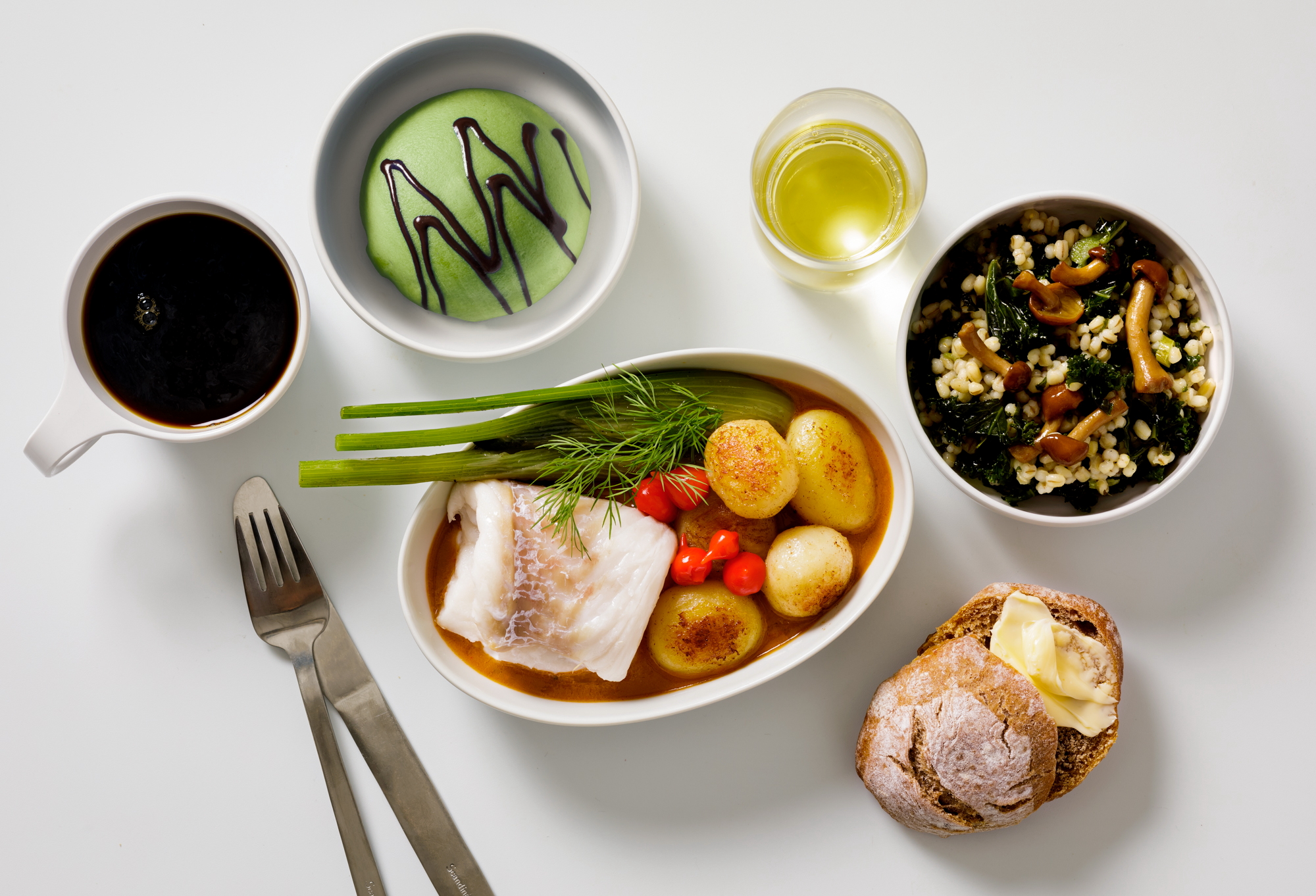 SAS Go travelers will be able to upgrade their dining experience by pre-ordering premium menus on long haul flights, from November 2018 onwards. Travelers will be able to choose from four freshly prepared menus. Each is a ‘Premium set menu’, featuring original, fresh dishes, including a seasonal starter, main course and dessert, as well as a choice of two drinks from a listed selection. Click to enlarge.