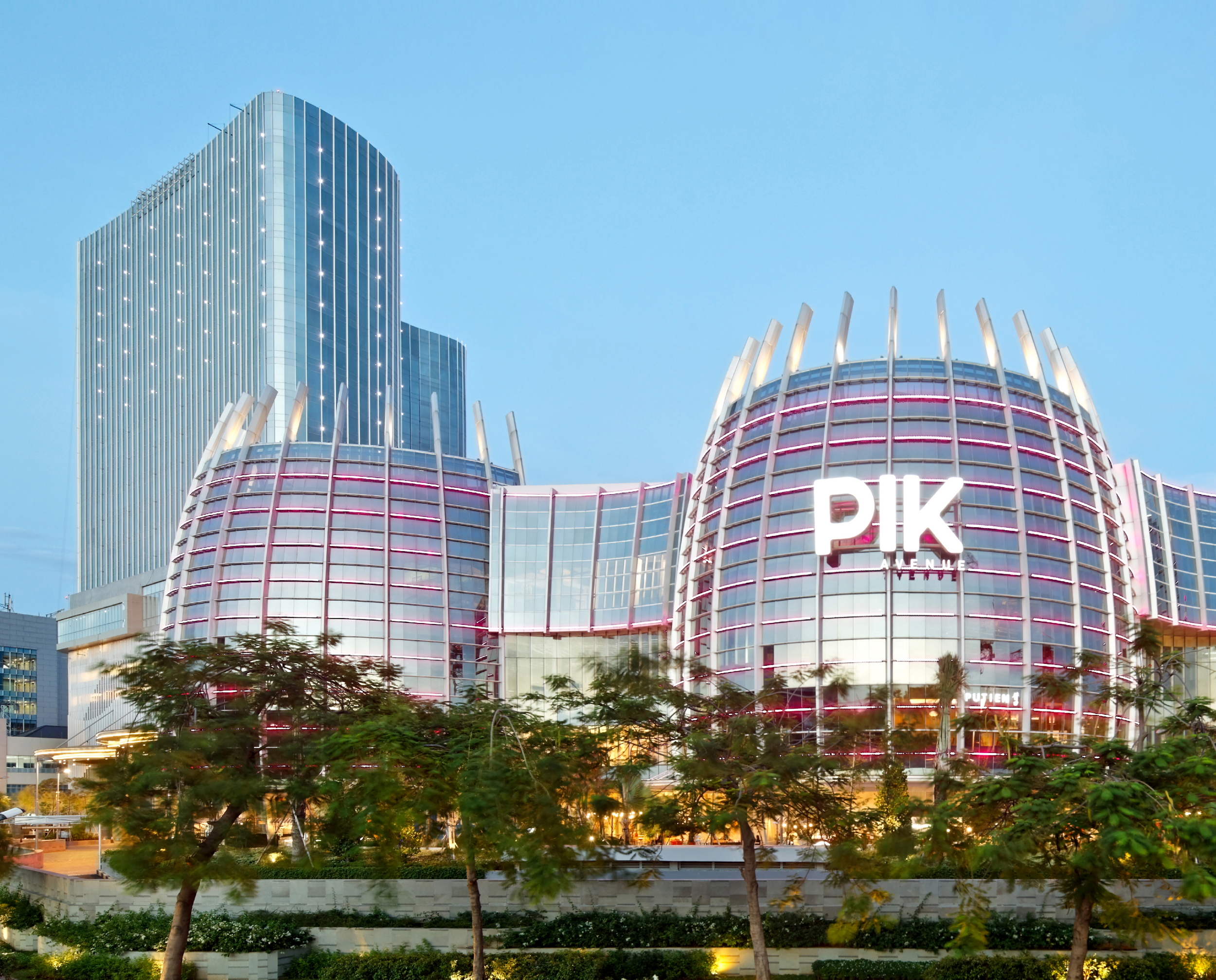 AccorHotels has signed a deal to expand its Swissôtel Hotels and Resorts brand to the bustling city of Jakarta, Indonesia. Scheduled to open mid-2019, Swissôtel Jakarta PIK Avenue is located in a mixed-used lifestyle mall complex. Designed by EDG Design, the hotel will feature 412 rooms, six dining outlets, an executive lounge, a Pürovel Spa & Sport facility as well as one of the city’s largest event spaces of 3,044 square meters that can accommodate up to 3,000 guests in its ballroom. Click to enlarge.