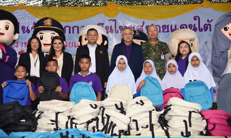 Airbus Foundation together with Thai Airways International present school supplies to children in Narathiwat province, South of Thailand. The supplies were transported from Toulouse, France, on board the Airbus A350 XWB goodwill flight. Click to enlarge.