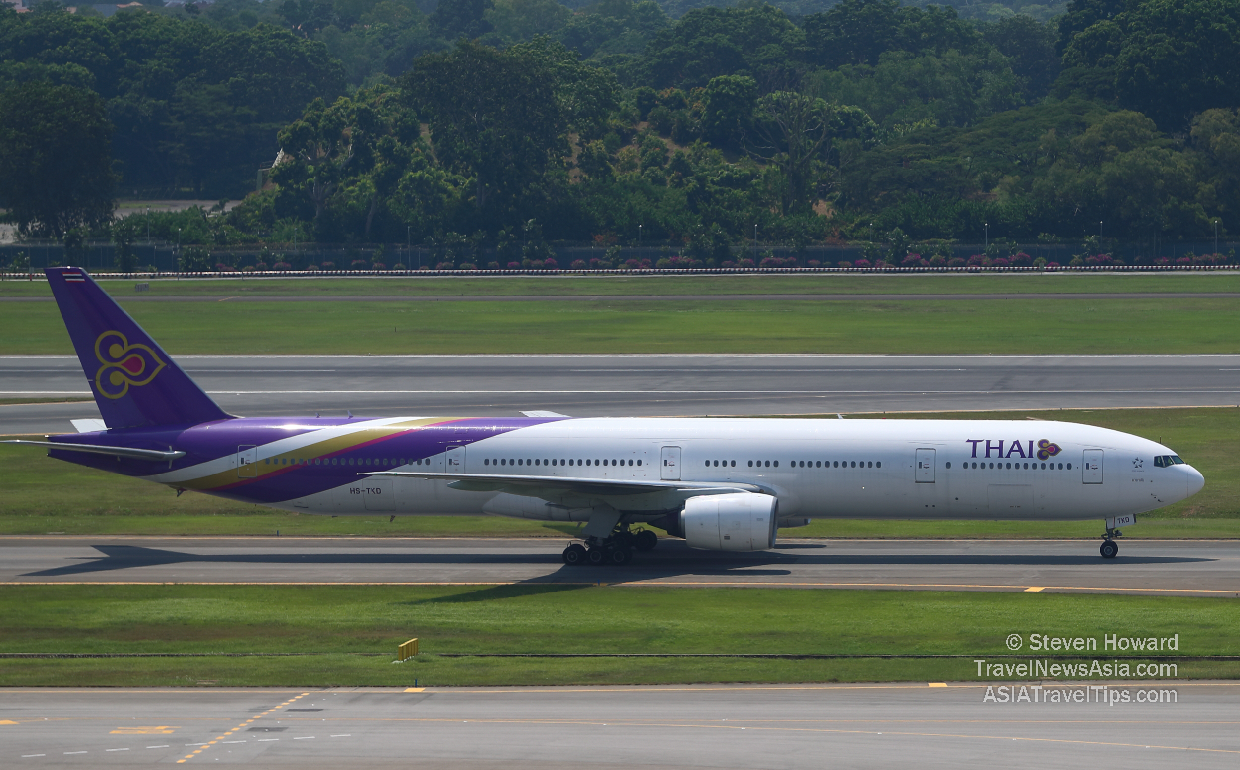 Thai Airways Boeing 777-300 reg HS-TKD. Picture by Steven Howard of TravelNewsAsia.com Click to enlarge.
