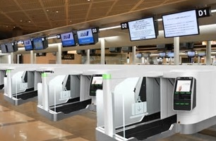 All Nippon Airways (ANA) has introduced automated self-service baggage drop machines at Narita Airport. Located in Terminal 1 South Wing, these self-service baggage drop machines are the first such machines that ANA has implemented for international flights. Click to enlarge.