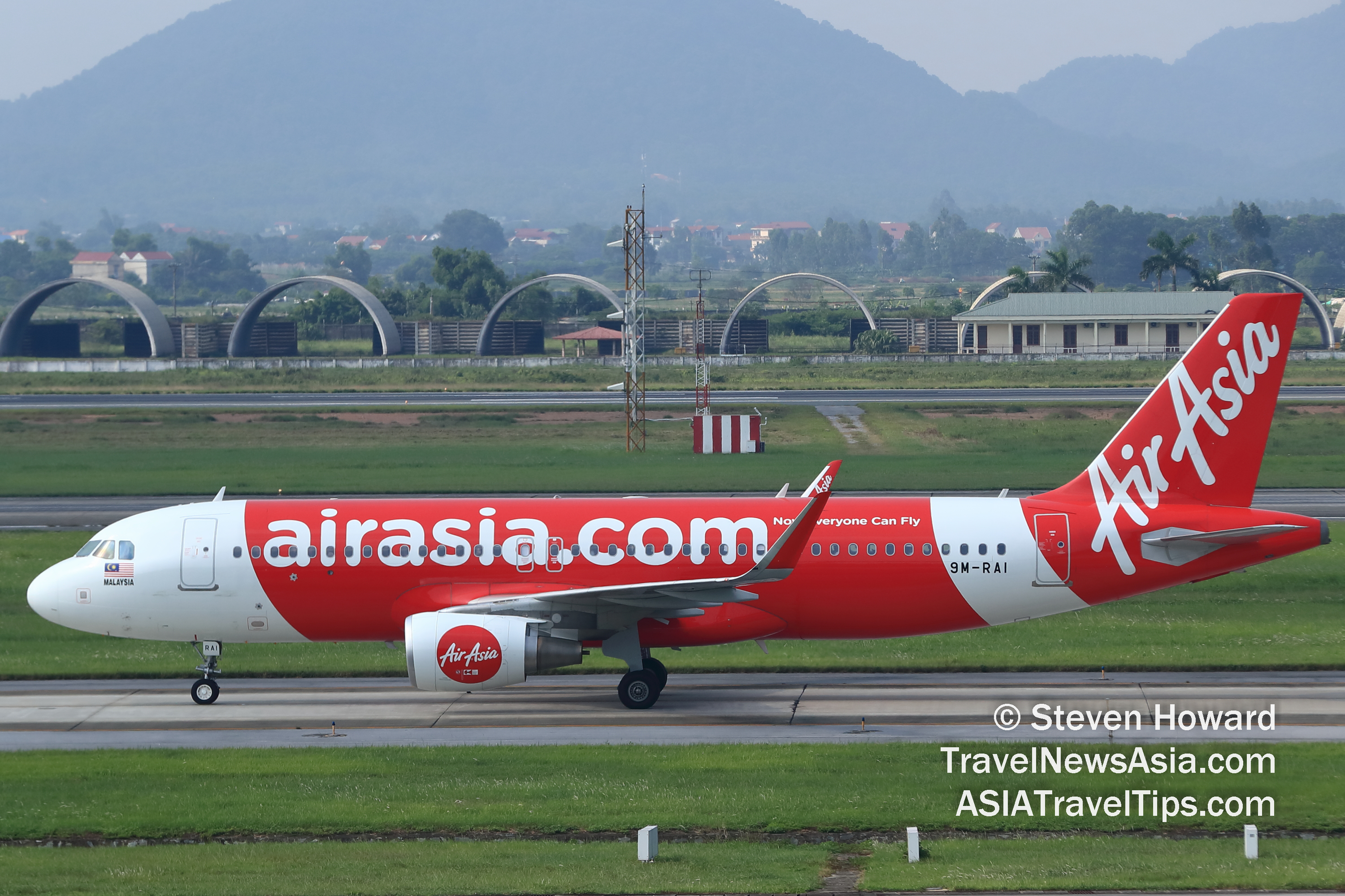 AirAsia Airbus A320 reg: 9M-RAI. Picture by Steven Howard of TravelNewsAsia.com Click to enlarge.