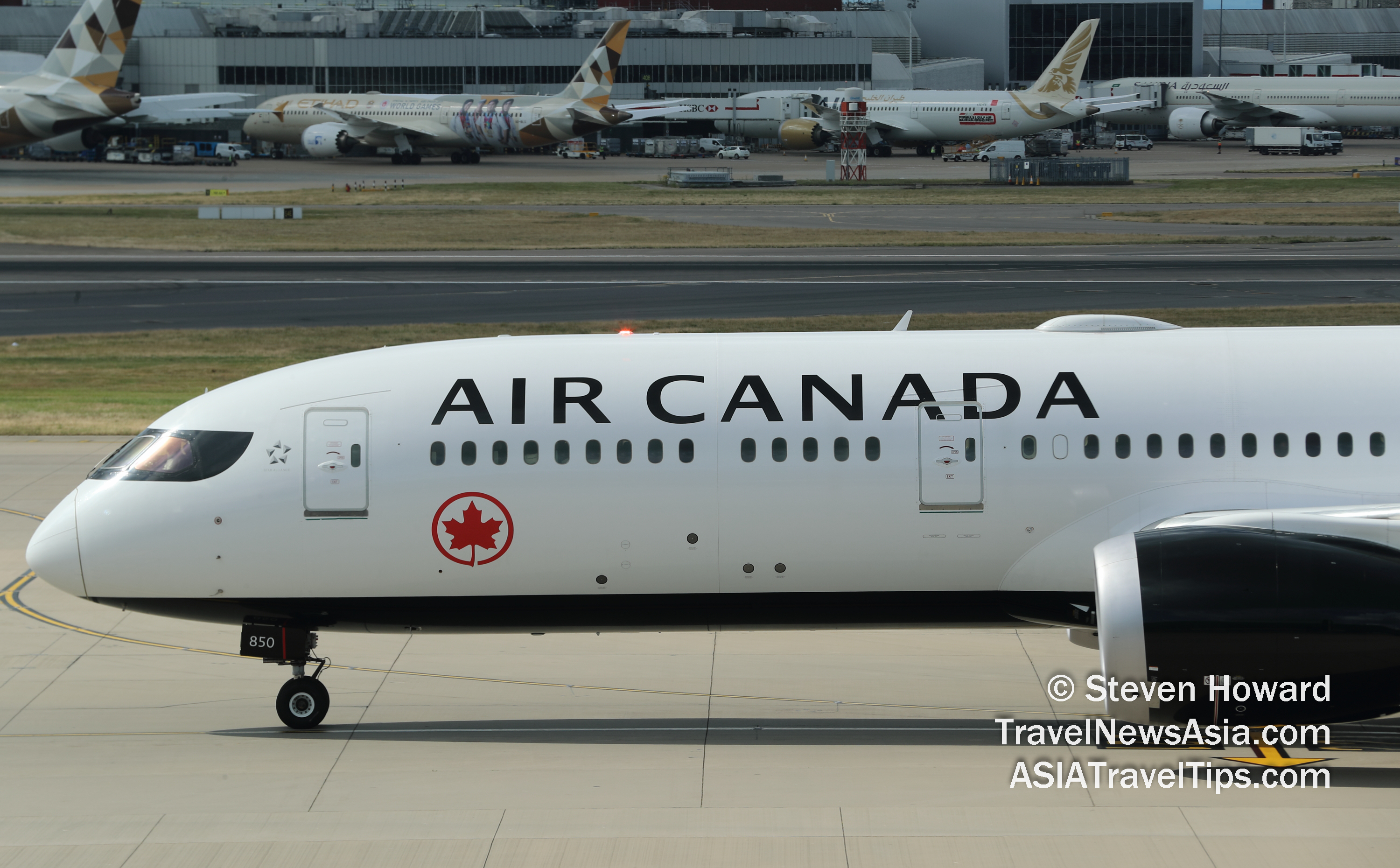 Air Canada Boeing 787-8 reg: C-FRTU. Picture by Steven Howard of TravelNewsAsia.com Click to enlarge.