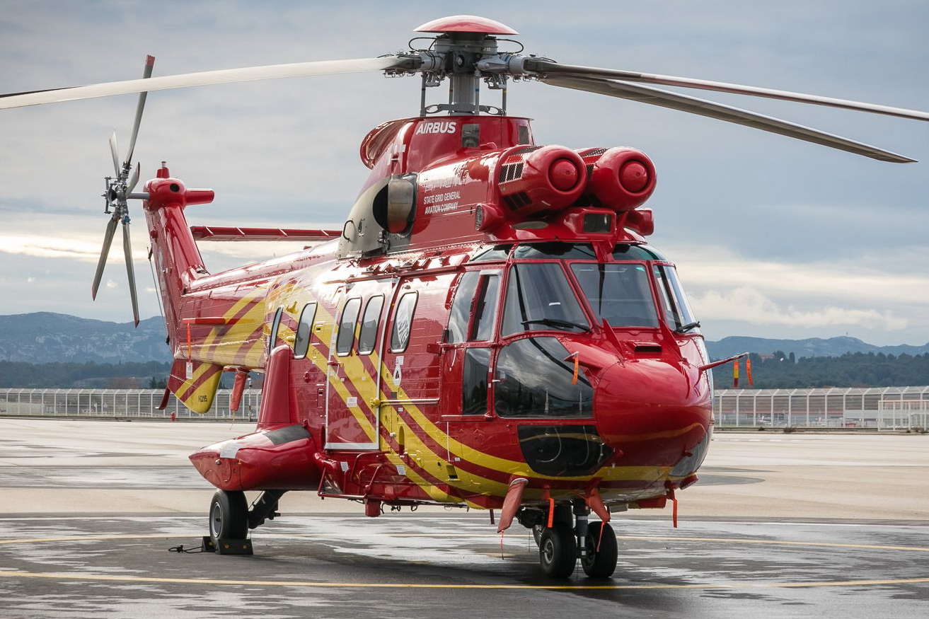 China’s State Grid General Aviation Company (SGGAC) has taken delivery of a heavy twin-engine Airbus H215 helicopter, a member of the Super Puma family, becoming the launch customer for the H215 in China. Click to enlarge.