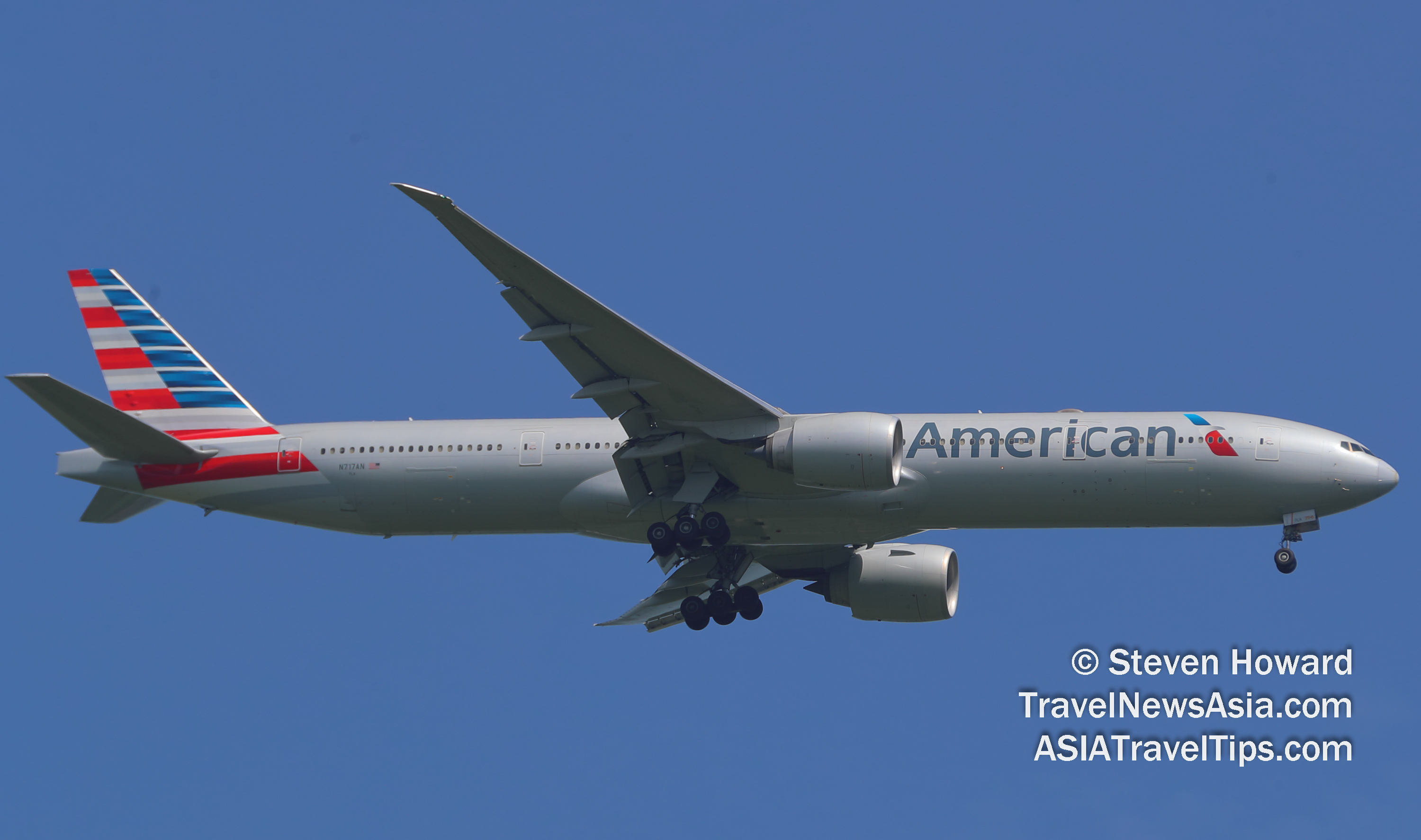 American Airlines Boeing 777-300 reg: N717AN. Picture by Steven Howard of TravelNewsAsia.com . Click to enlarge.