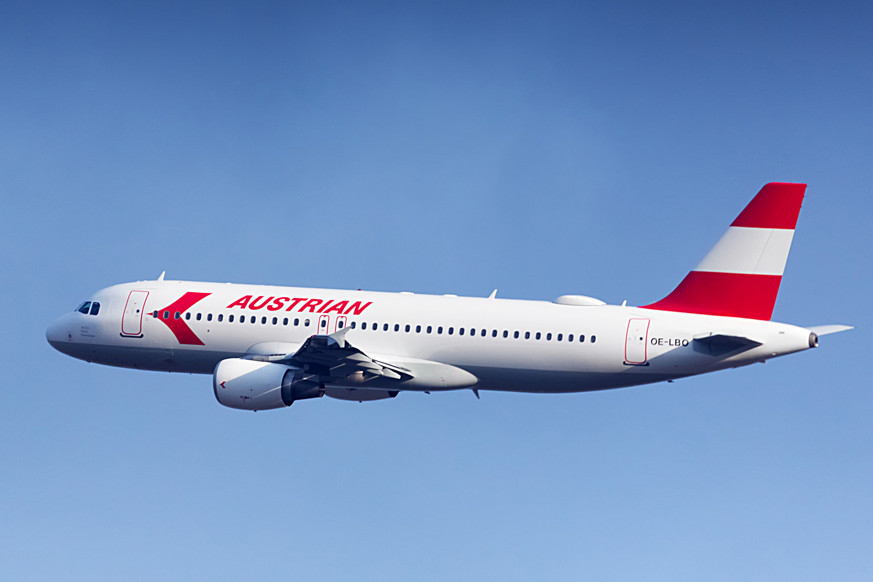 Austrian Airlines has painted one of its Airbus A320 aircraft, registration OE-LBO, with a retro look that dates back to the 1980s. Core elements of the livery are the angular chevron (logo arrow), its grey aircraft belly and the traditional red-white-red flag on the tailfin of the aircraft. Click to enlarge.