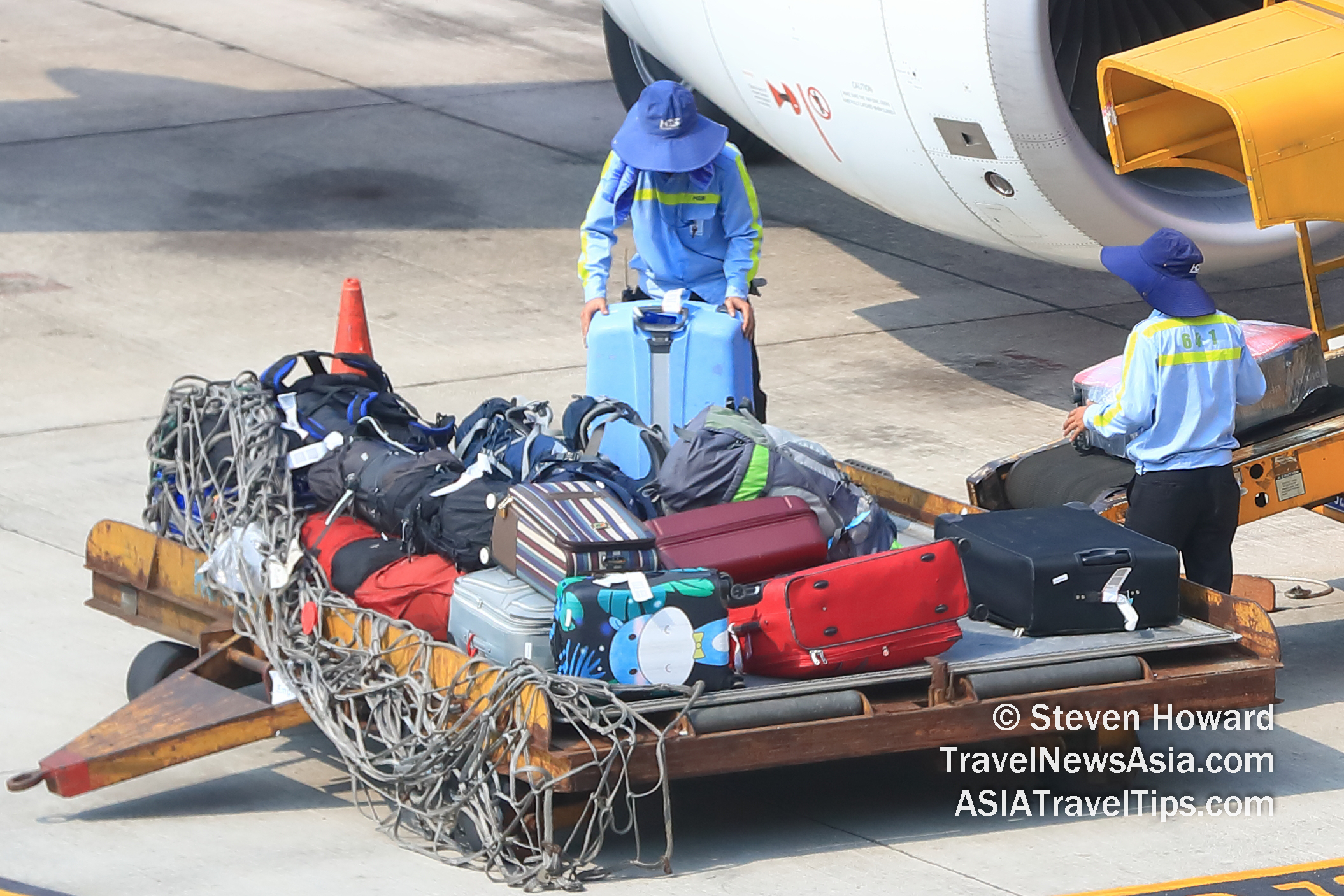 Baggage haandlers loading a plane. Picture by Steven Howard of TravelNewsAsia.com Click to enlarge.