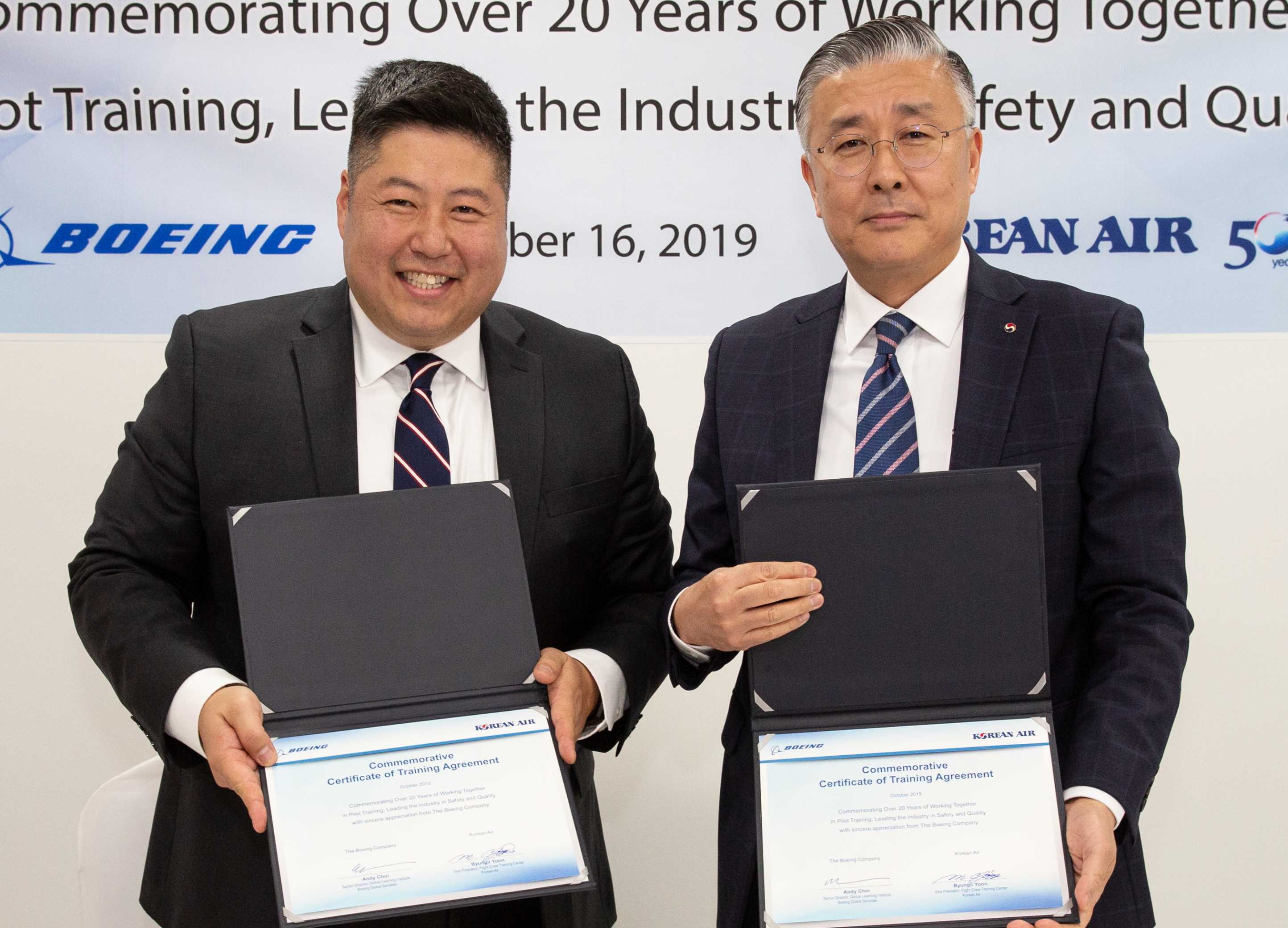 Andy Choi, LLOC, Boeing (left) with Byungil Yoon, VP, Flight Training Center, Korean Airlines. Click to enlarge.
