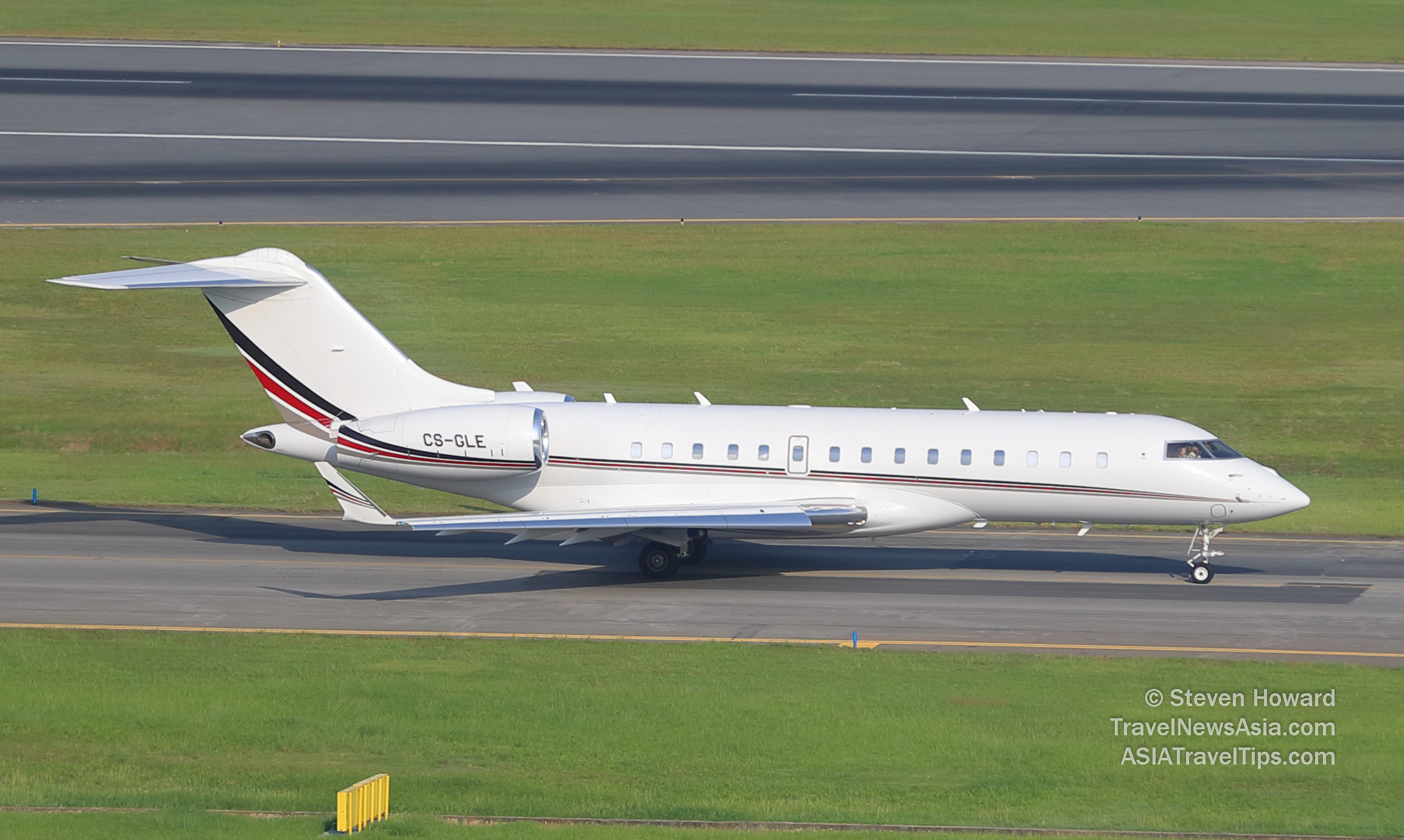 Bombardier Global 6000 reg: CS-GLE. Picture by Steven Howard of TravelNewsAsia.com Click to enlarge.