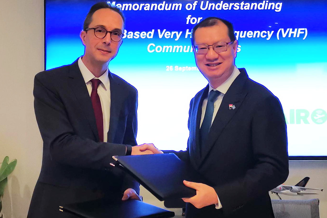 Mr David Lavorel (left), Chief Executive Officer, SITAOnAir and Mr Kevin Shum, Director-General, CAAS, at the signing ceremony. Click to enlarge.