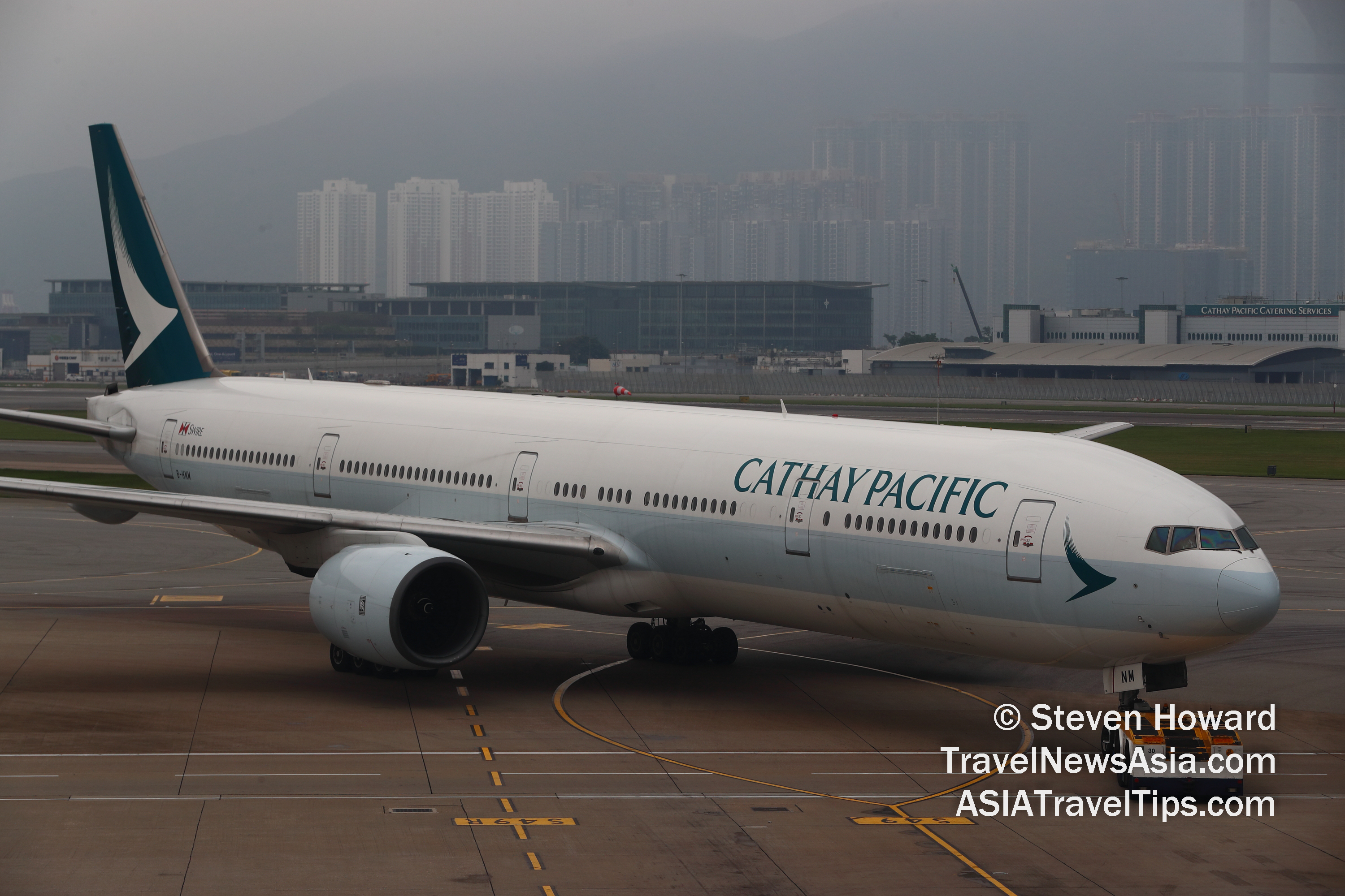Cathay Pacific Boeing 777-300 reg: B-HNM. Picture by Steven Howard of TravelNewsAsia.com Click to enlarge.
