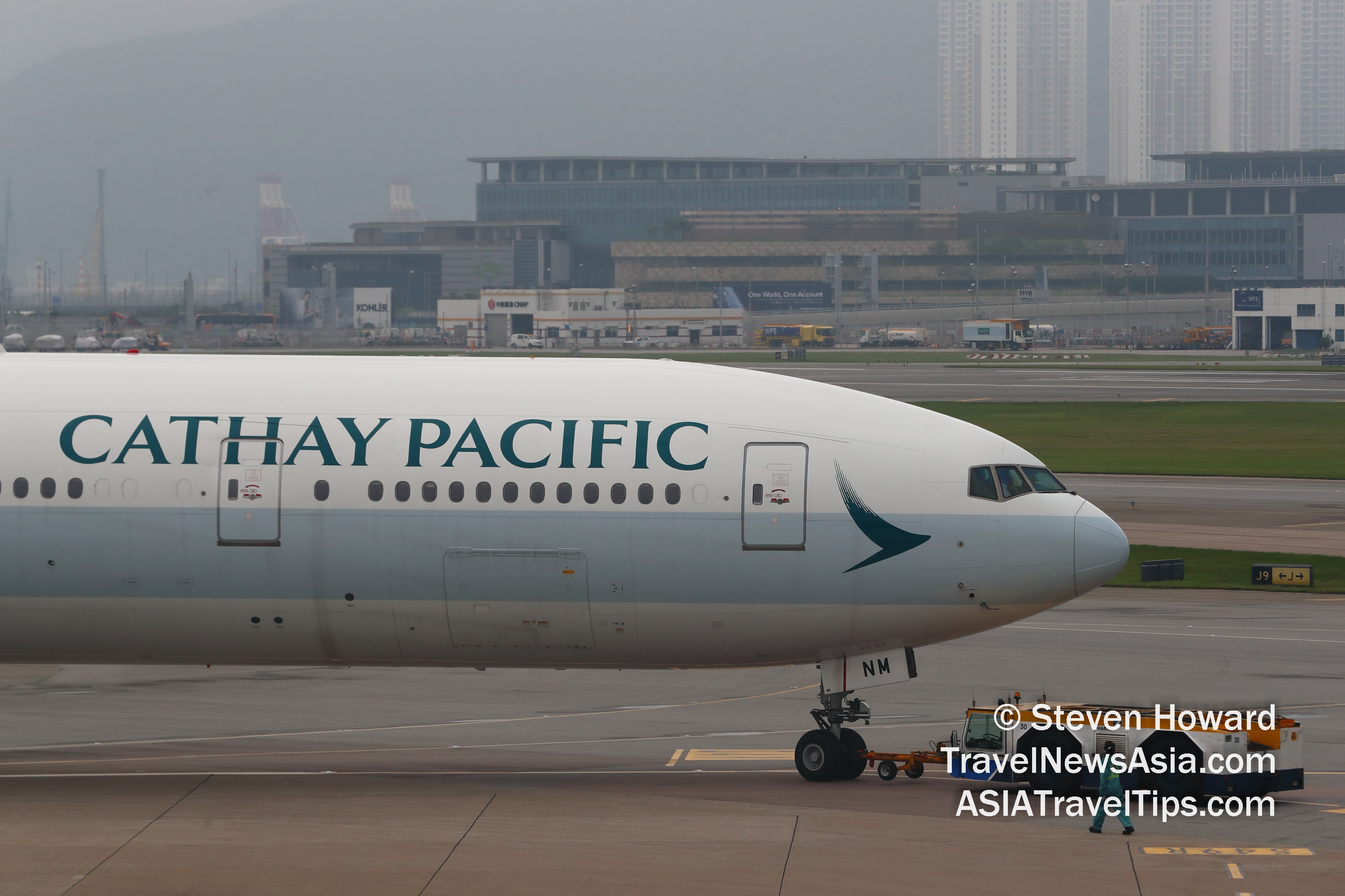 Cathay Pacific Boeing 777-300 B-HNM. Picture by Steven Howard of TravelNewsAsia.com Click to enlarge.