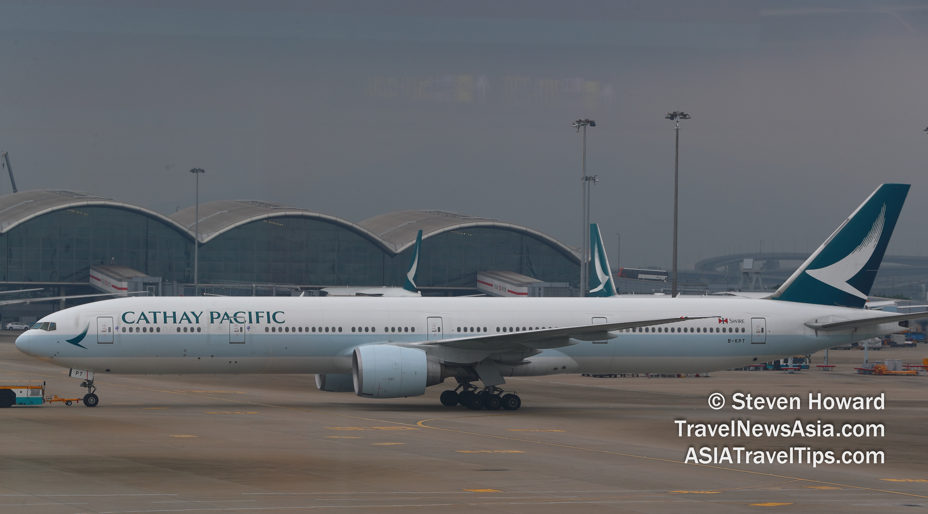 Cathay Pacific Boeing 777-300 reg: B-KPT. Picture by Steven Howard of TravelNewsAsia.com Click to enlarge.