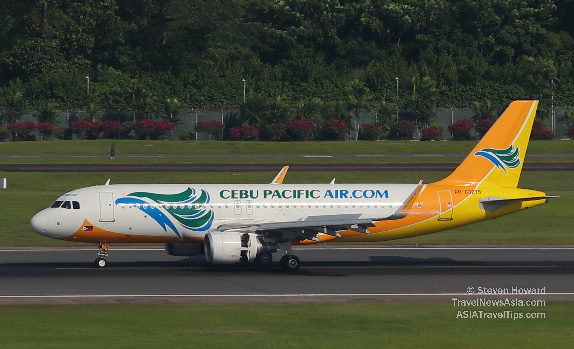 Cebu Pacific Airbus A320 reg: RP-C3279. Picture taken by Steven Howard of TravelNewsAsia.com Click to enlarge.