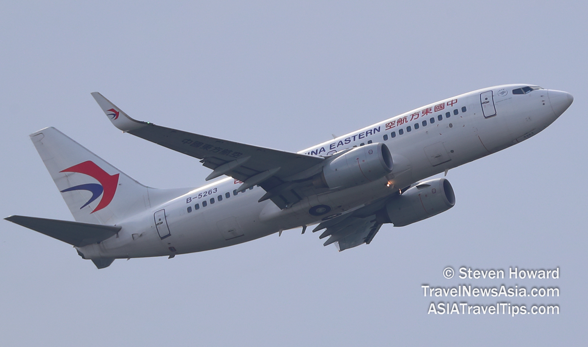 China Eastern Boeing 737 reg: B-5263. Picture by Steven Howard of TravelNewsAsia.com Click to enlarge.