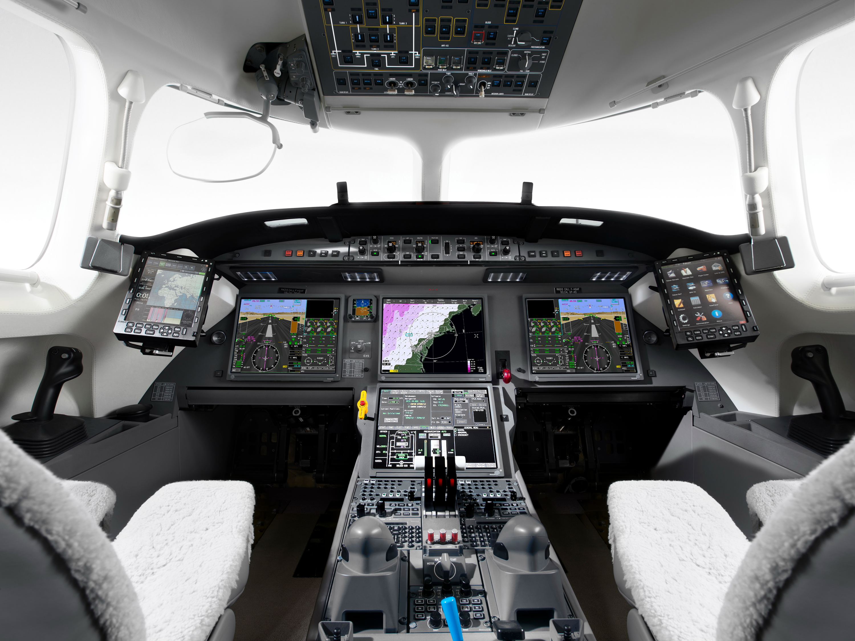 Cockpit of a Dassault Aviation Falcon 7X. Click to enlarge.