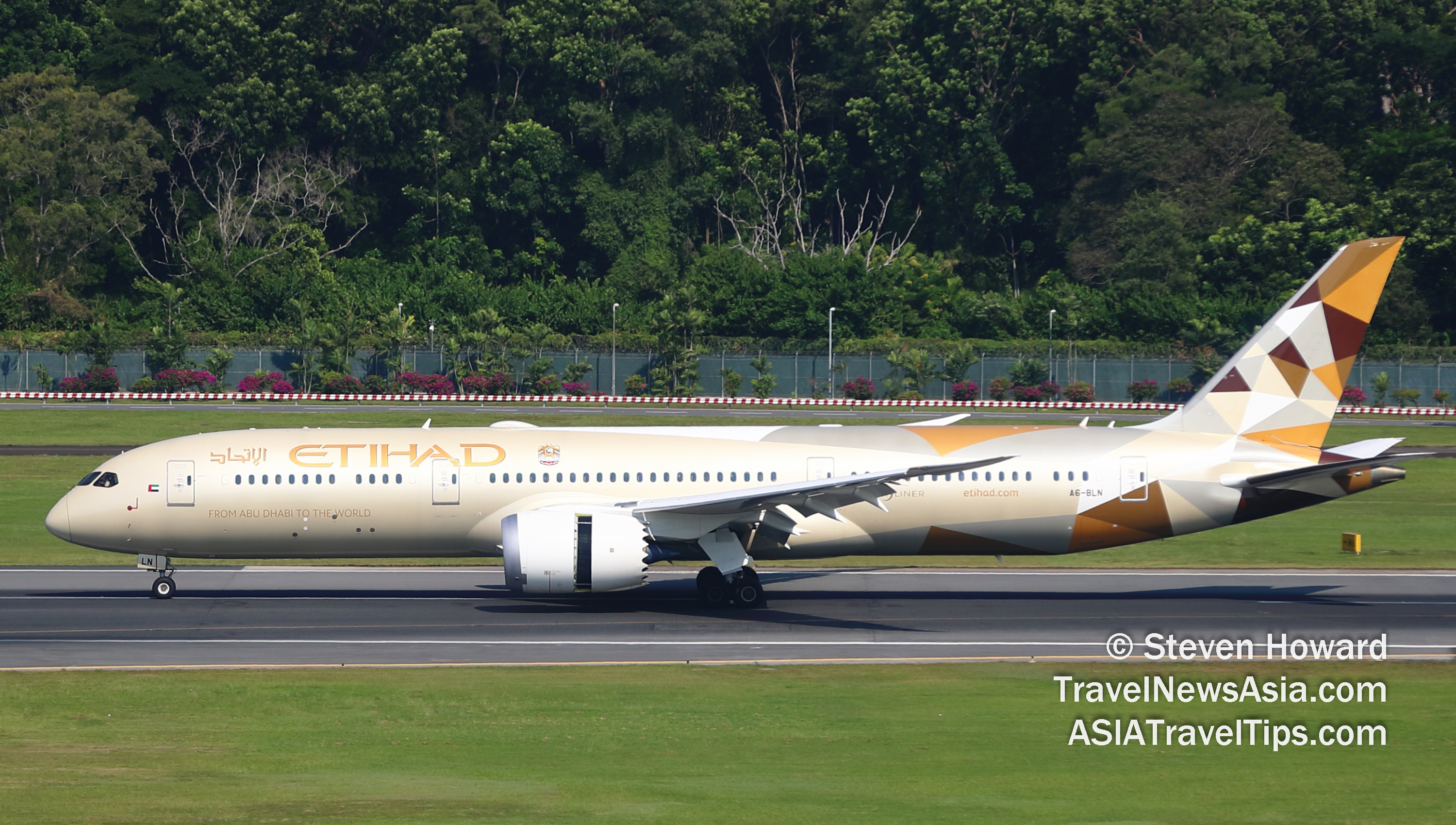 Etihad Airways Boeing 787-9 reg: A6-BLN. Picture by Steven Howard of TravelNewsAsia.com Click to enlarge.
