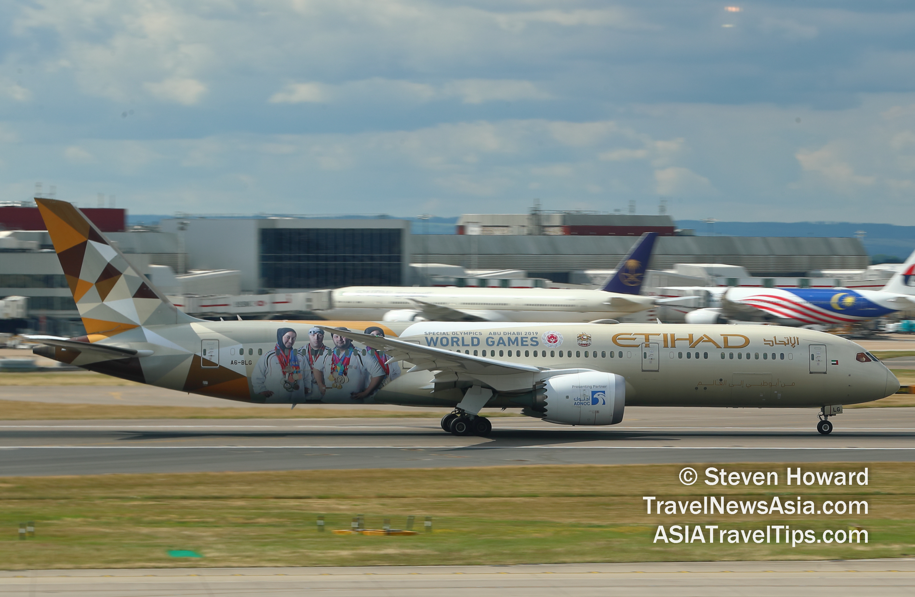 Etihad Airways Boeing 787-9 reg: A6-BLG. Picture by Steven Howard of TravelNewsAsia.com Click to enlarge.