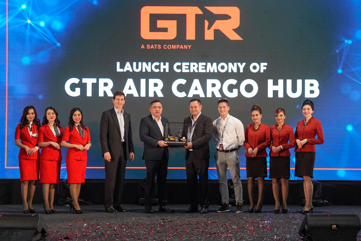 Fourth from left: SATS President and CEO Mr. Alex Hungate, Minister of Transport Malaysia Yang Berhormat Loke Siew Fook, Ground Team Red (GTR) CEO Mr. Kevin Chin and Teleport CEO Mr. Pete Chareonwongsak at the launch of GTR Air Cargo Hub at the KLIA Air Cargo Terminal 1 (KACT1). Click to enlarge.