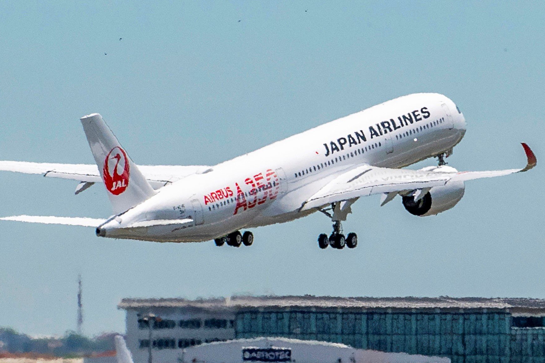 JAL's First A350-900 Takes Flight