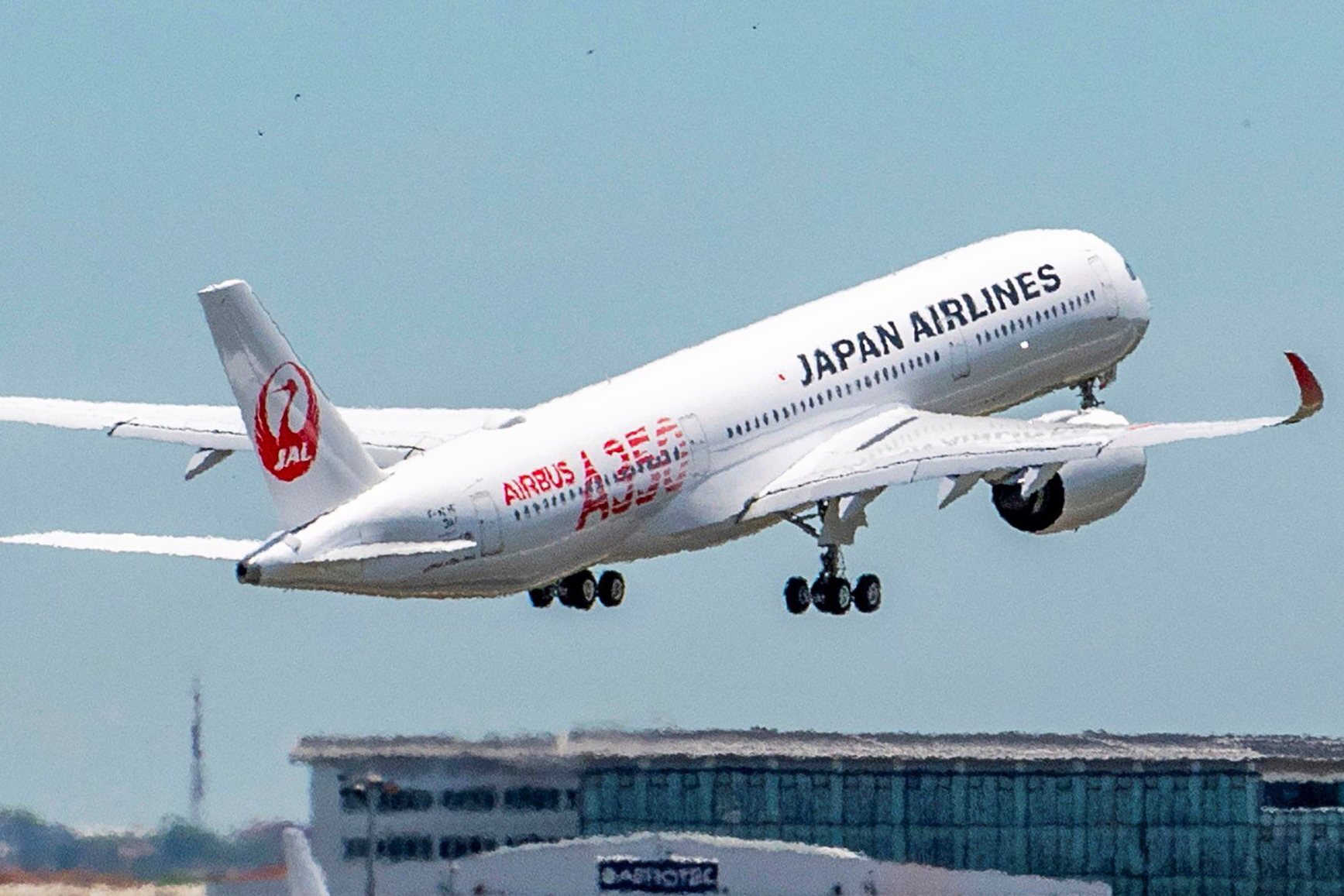 Jal S First A350 900 Takes Flight