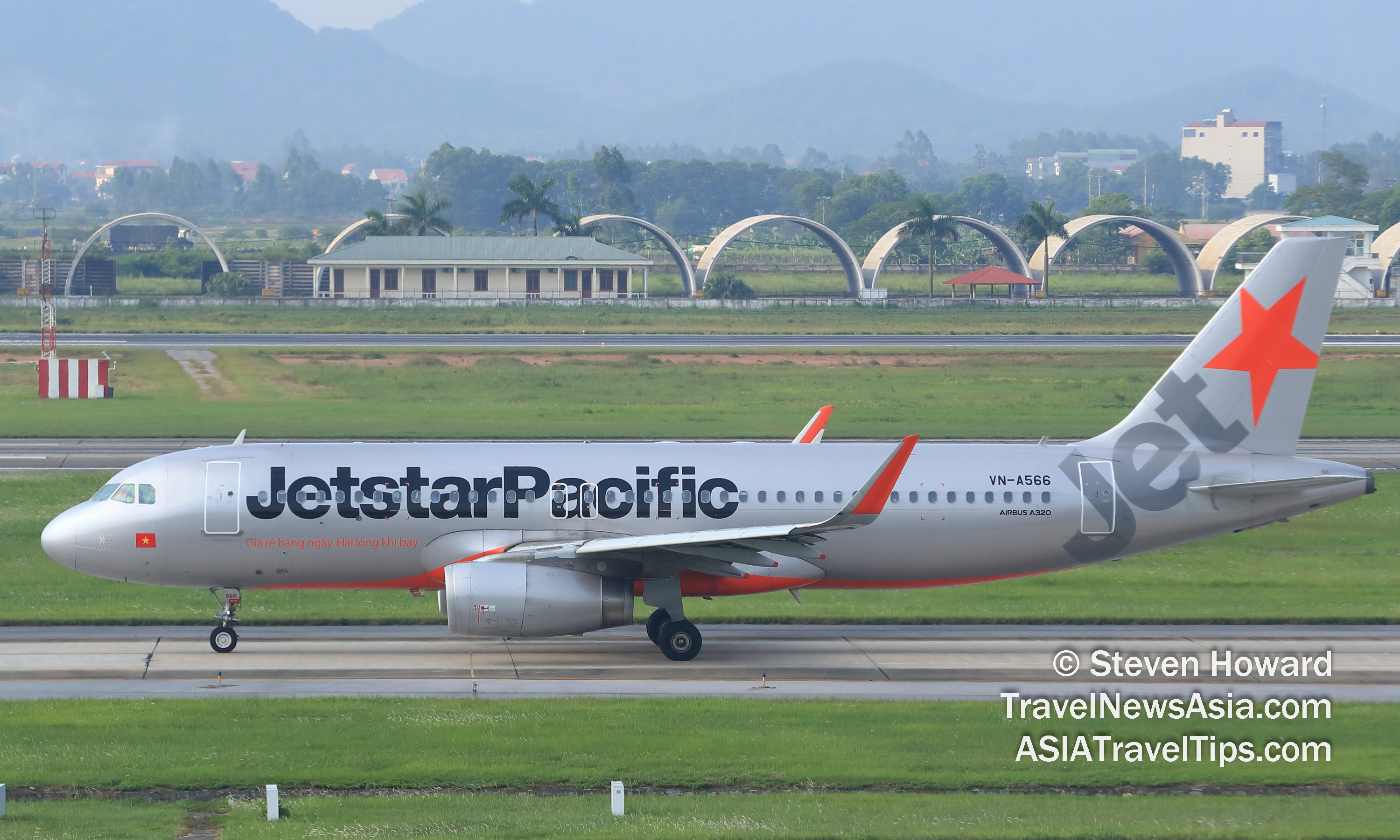 Jetstar Pacific Airbus A320 reg: VN-A566. Picture by Steven Howard of TravelNewsAsia.com Click to enlarge.