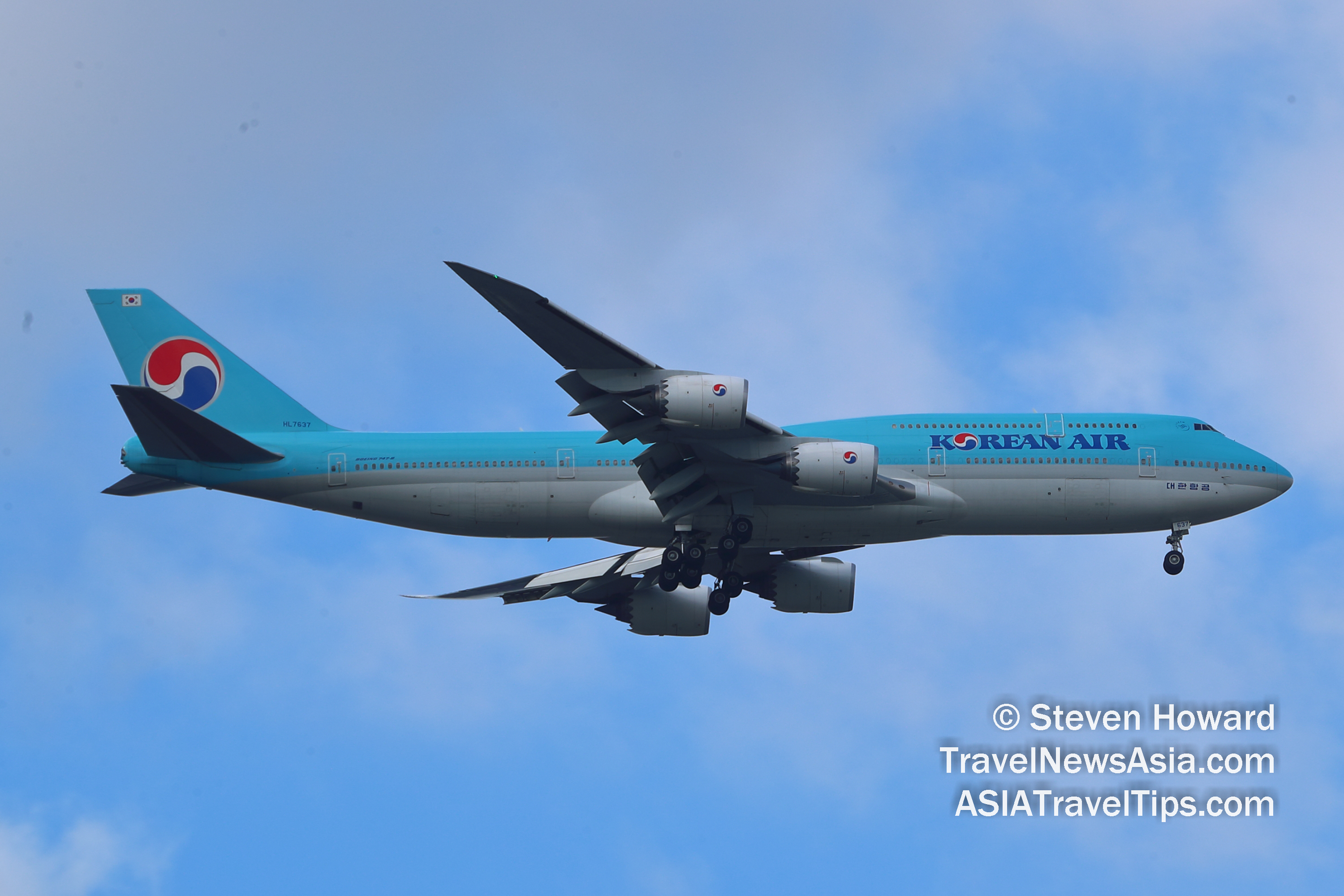 Korean Air Boeing 747-8 reg: HL7637. Picture by Steven Howard of TravelNewsAsia.com Click to enlarge.