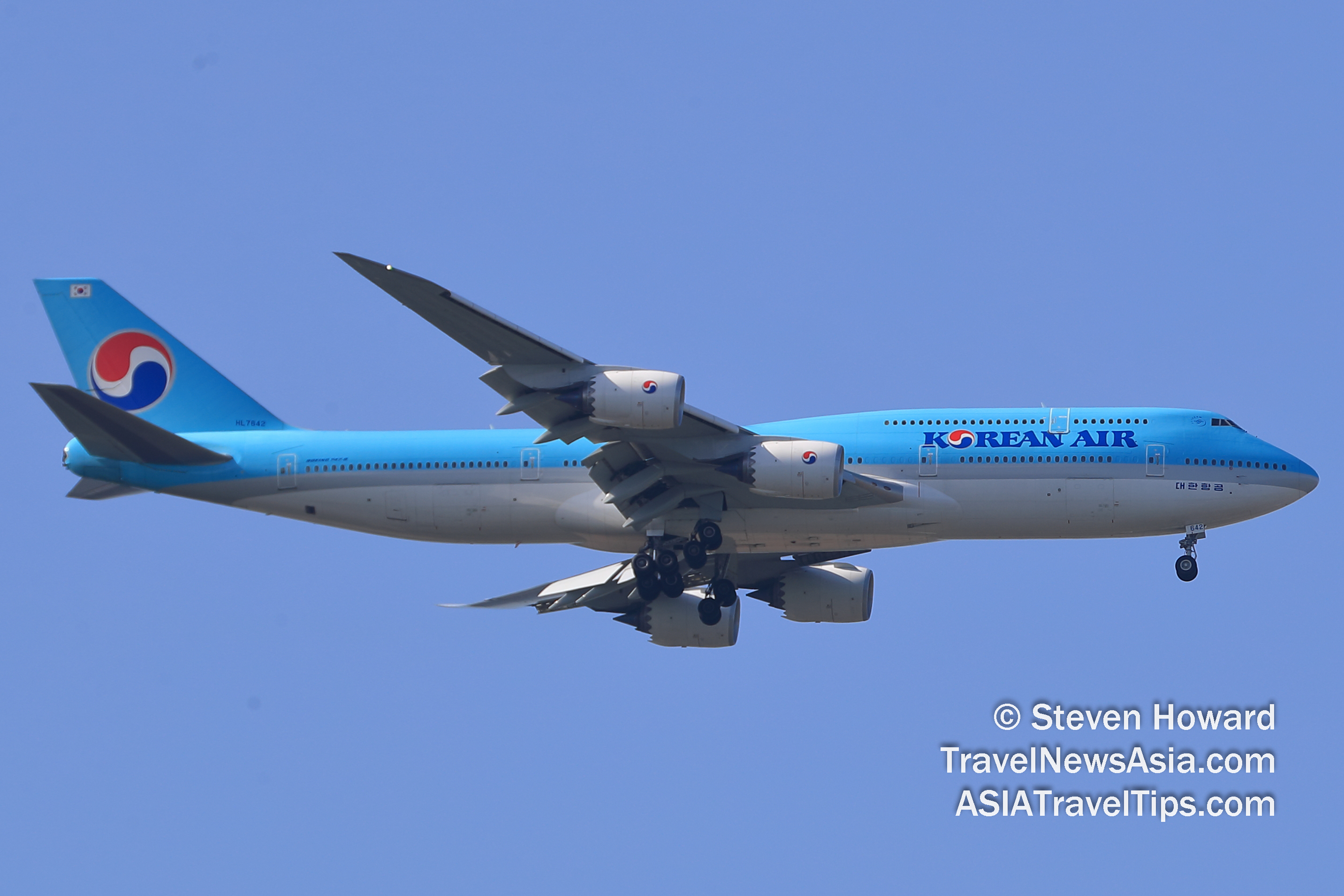 Korean Air Boeing 747-8 reg: HL-7642. Picture by Steven Howard of TravelNewsAsia.com Click to enlarge.