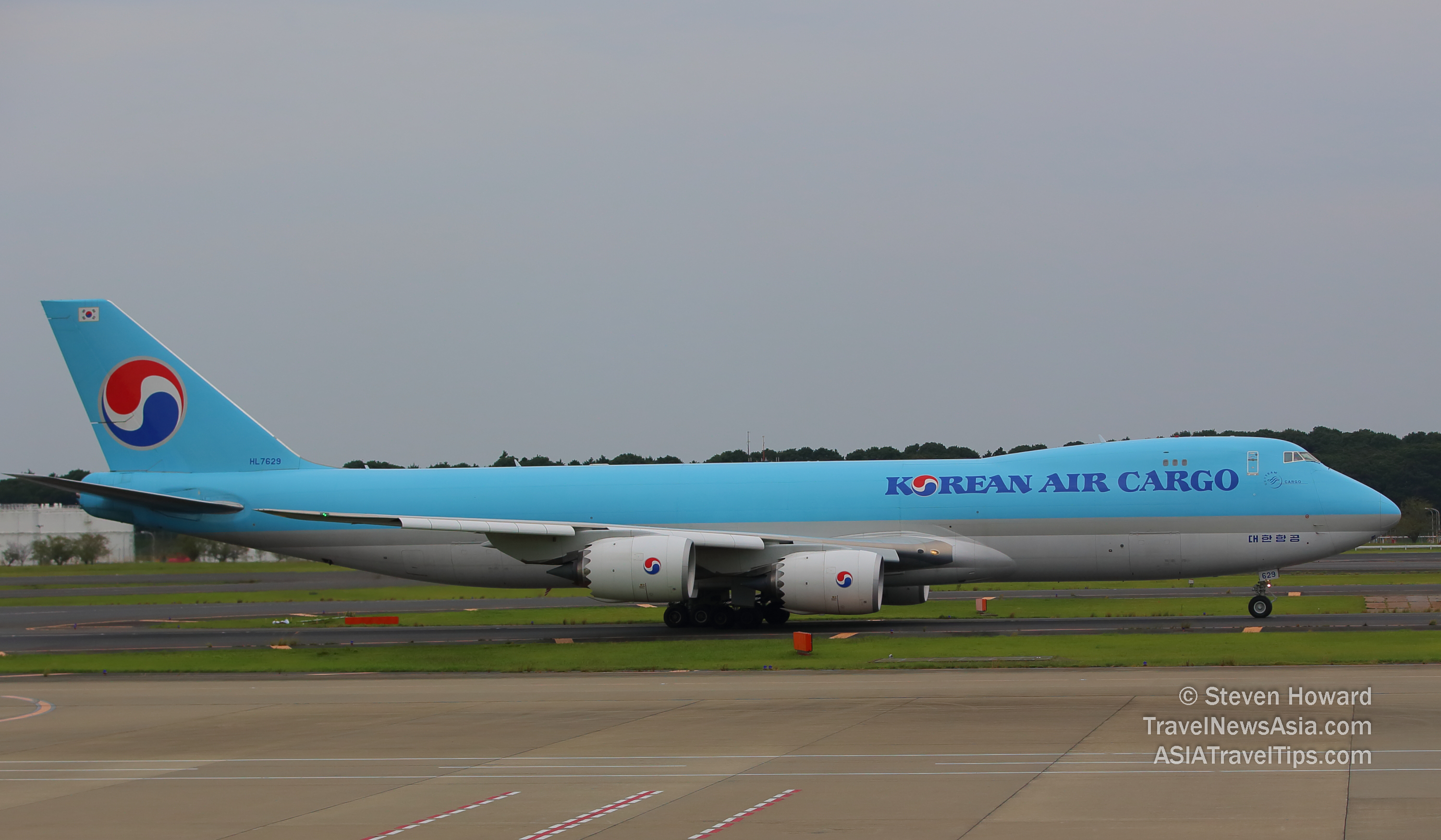 Korean Air Cargo Boeing 747-8F reg: HL7629. Picture by Steven Howard of TravelNewsAsia.com Click to enlarge.