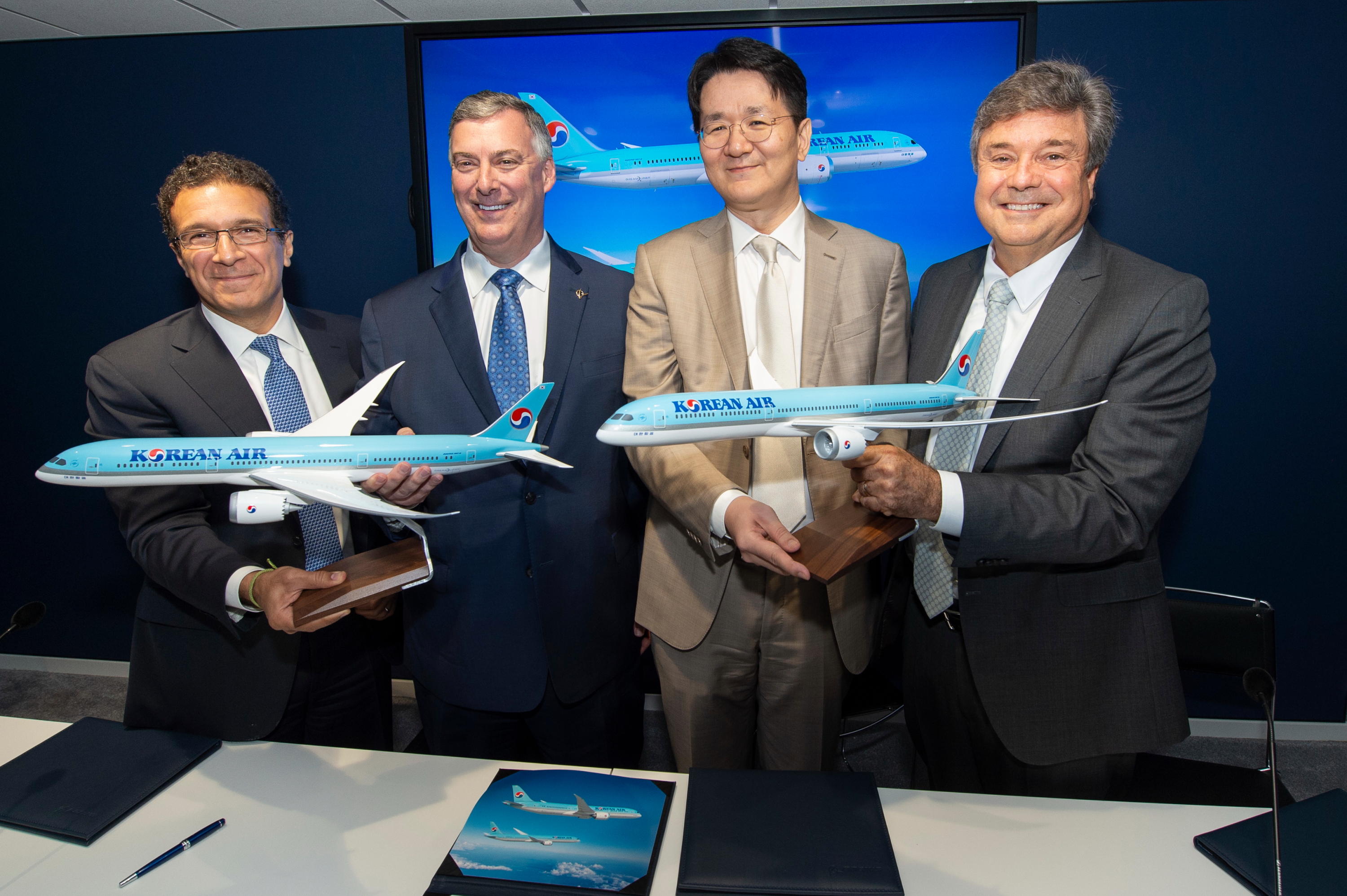 From left to right: Boeing Commercial Airplanes Vice President Ihssane Mounir, Boeing Commercial Airplanes CEO Kevin McAllister, Korean Air CEO Walter Cho and Air Lease Corporation CEO John Plueger pose with models of Boeing 787 Dreamliner at an MOU signing ceremony during the 2019 Paris Air Show at Le Bourget Airport near Paris, France on 18 June 2019. Click to enlarge.