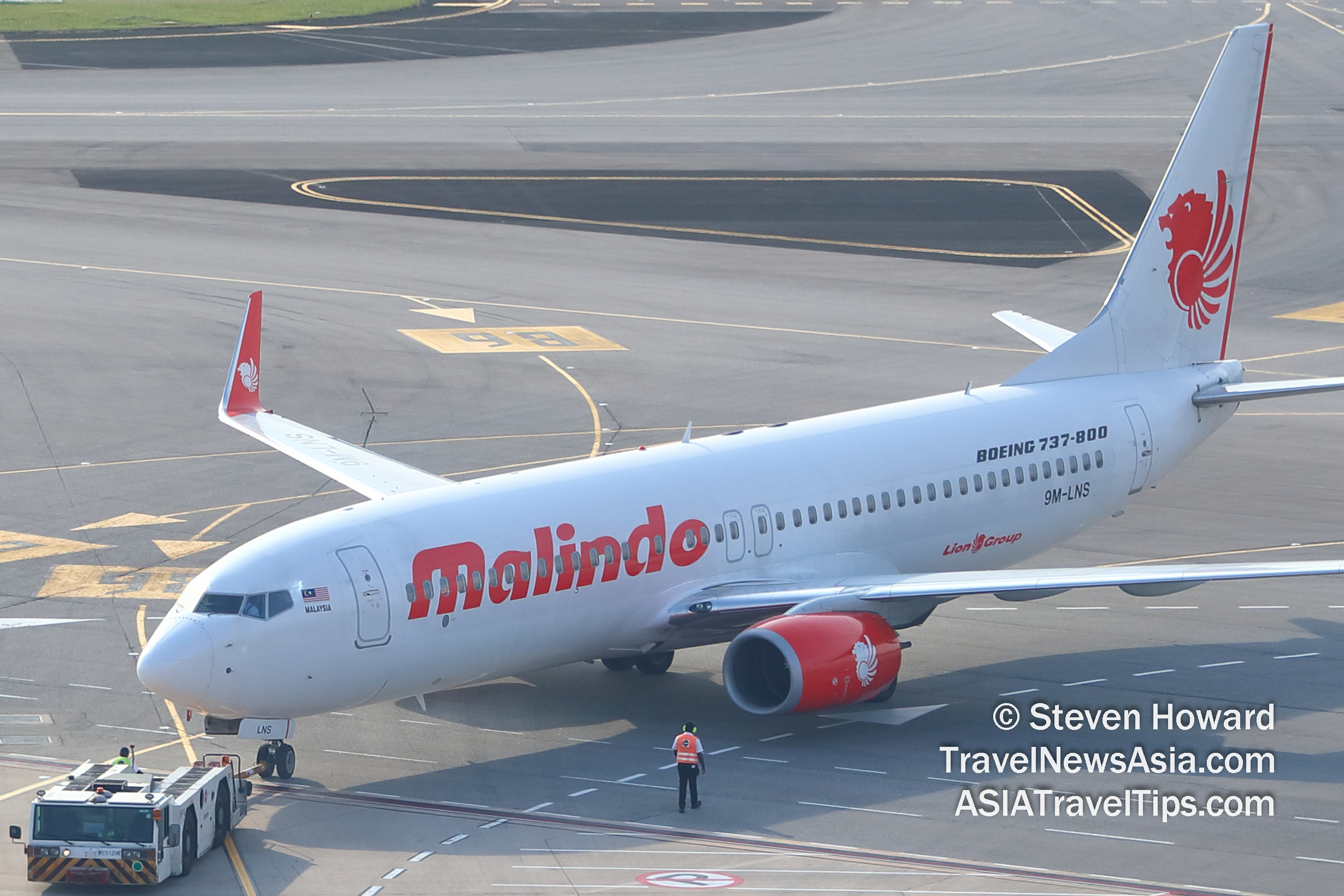 Malindo Air Boeing 737-800 reg: 9M-LNS at Changi Airport in Singapore. Picture by Steven Howard of TravelNewsAsia.com Click to enlarge.