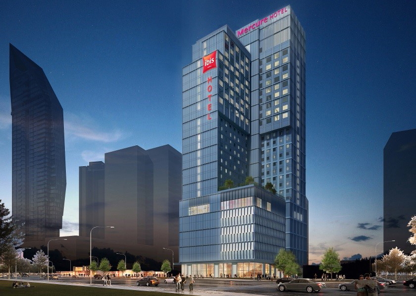 Accor will open a dual-branded Mercure and ibis hotel on Sukhumvit Soi 24 in Bangkok on 1 December 2019. The two hotels are located around 100 metres from the Phrom Phong BTS Skytrain station, making it easy for travellers to get around the city. Click to enlarge.