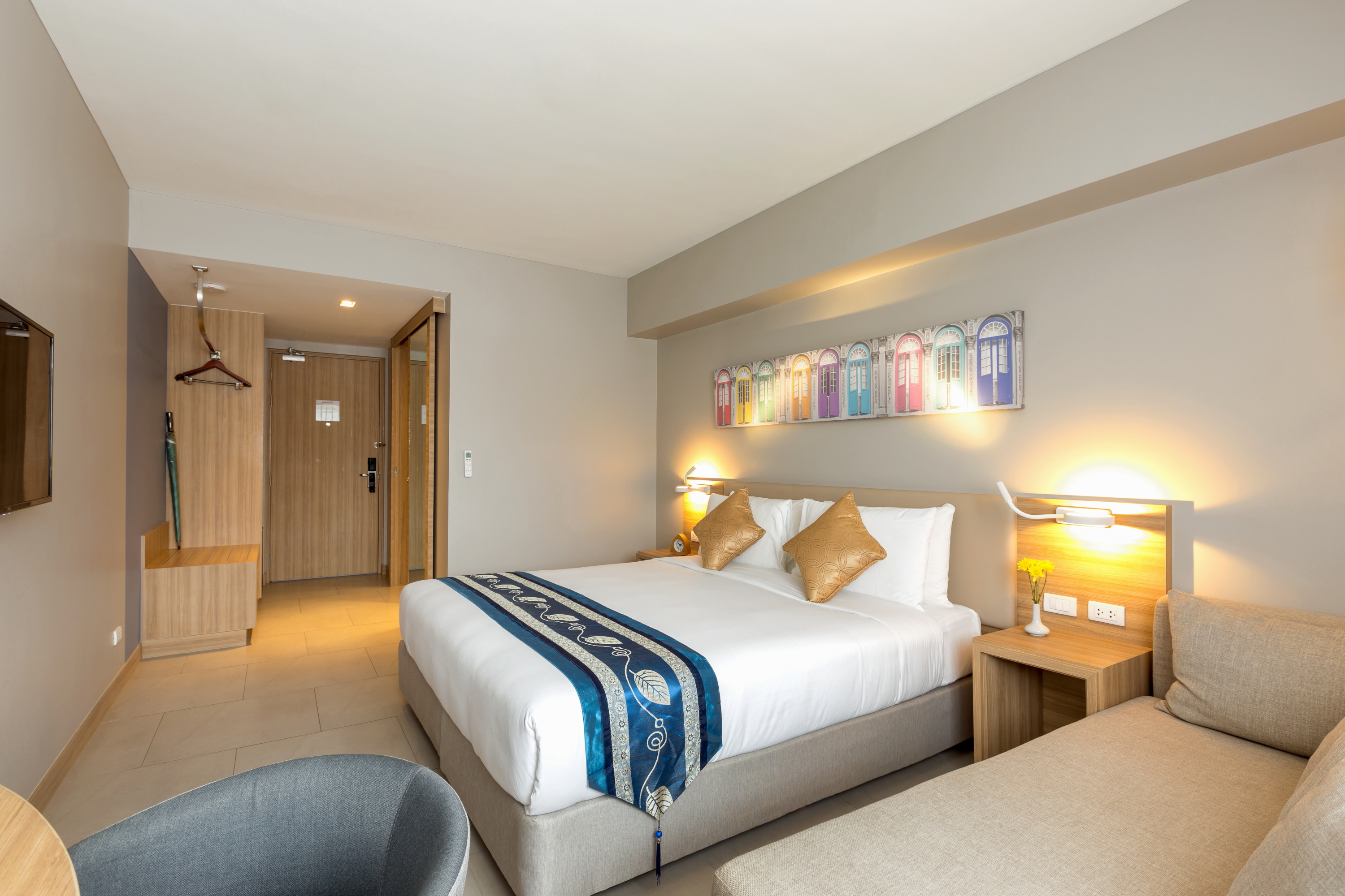 Deluxe Room at Oakwood Journeyhub Phuket. Click to enlarge.
