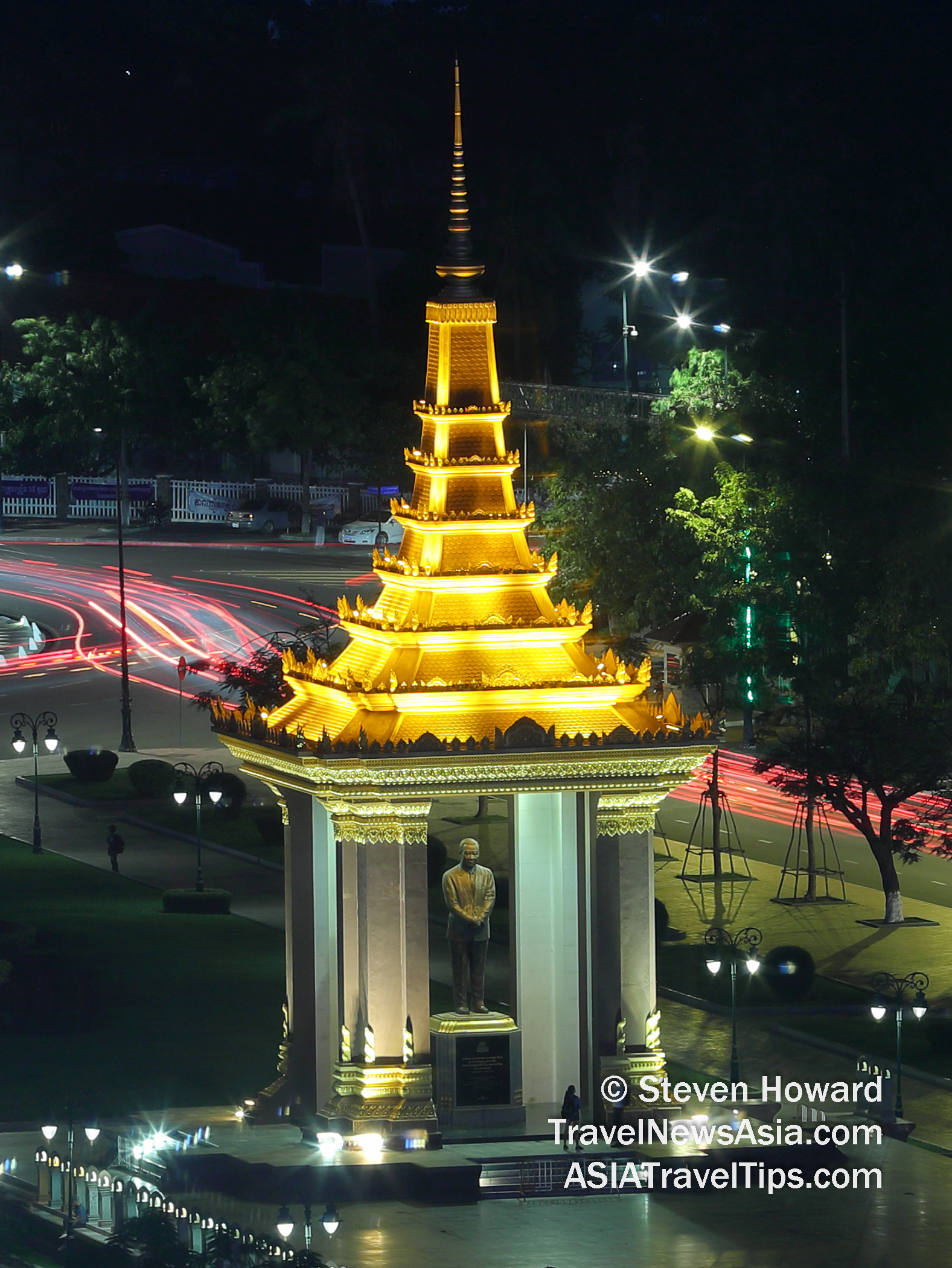 Statue of His Majesty Preah Bat Samdech Preah Norodom Sihanouk at night. Picture by Steven Howard of TravelNewsAsia.com Click to enlarge.
