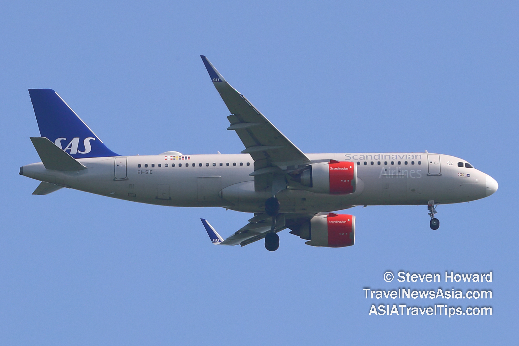 SAS Airbus A320 reg: EI-SIE. Picture by Steven Howard of TravelNewsAsia.com Click to enlarge.