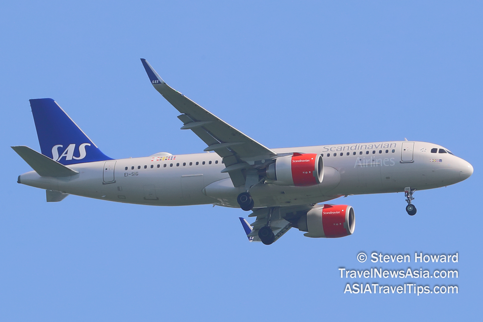 SAS Airbus A320 reg: EI-SIG. Picture by Steven Howard of TravelNewsAsia.com Click to enlarge.