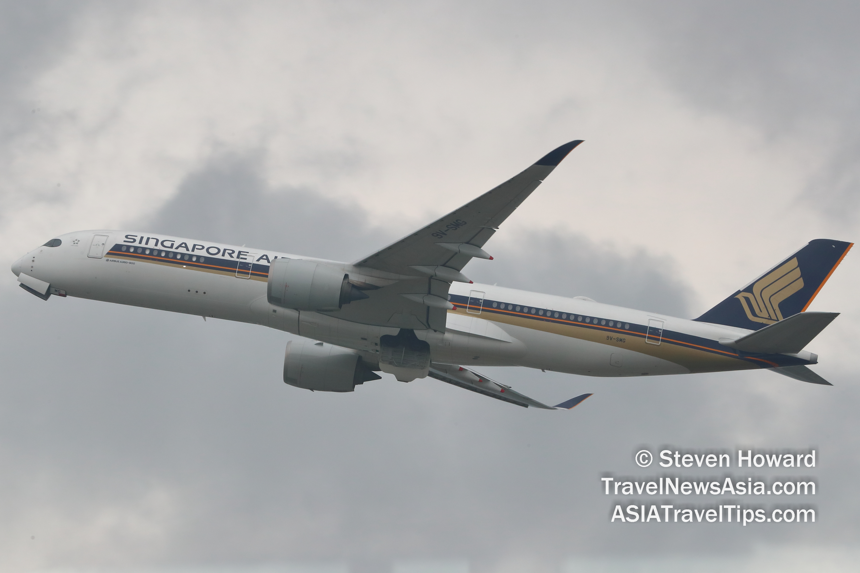 Singapore Airlines A350-900 reg: 9VSMG taking off from HKIA. Picture by Steven Howard of TravelNewsAsia.com Click to enlarge.