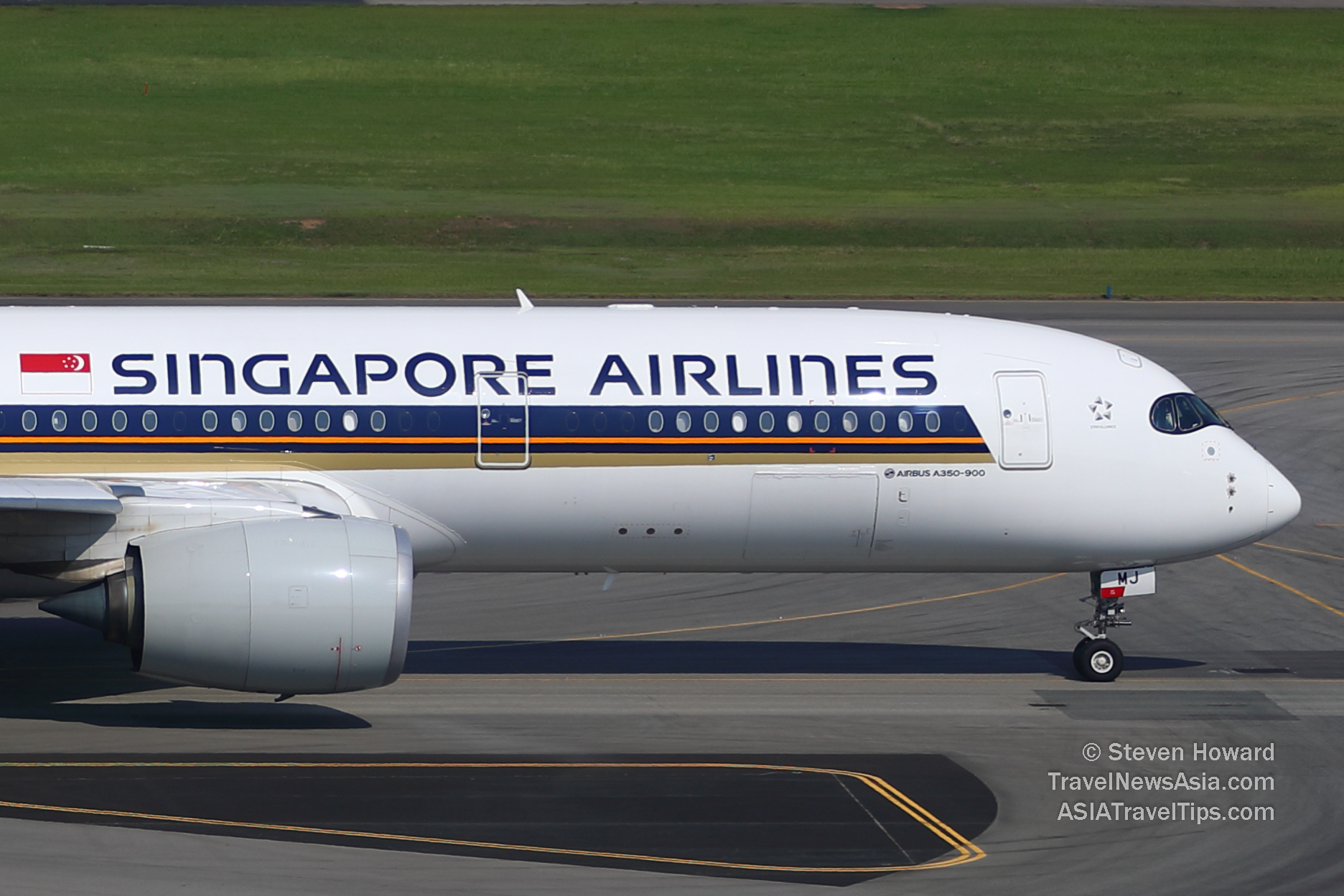 Singapore Airlines A350-900 reg: 9V-SMJ. Picture by Steven Howard of TravelNewsAsia.com Click to enlarge.