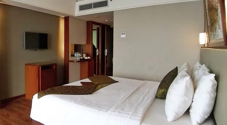 Deluxe Room at Swiss-Belhotel Bogor. Click to enlarge.