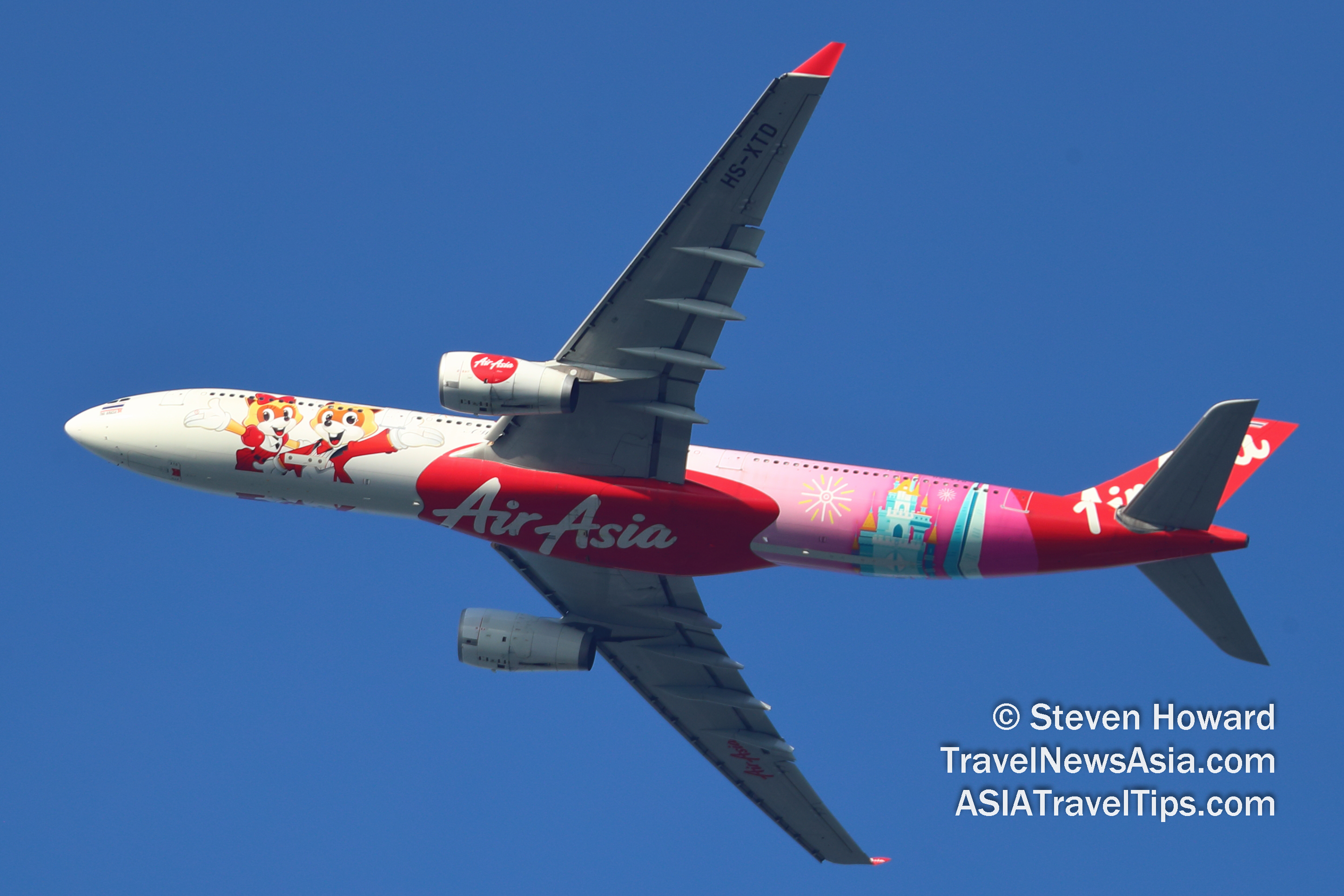 Thai AirAsiaX Airbus A330-300 reg: HS-XTD. Picture by Steven Howard of TravelNewsAsia.com Click to enlarge.
