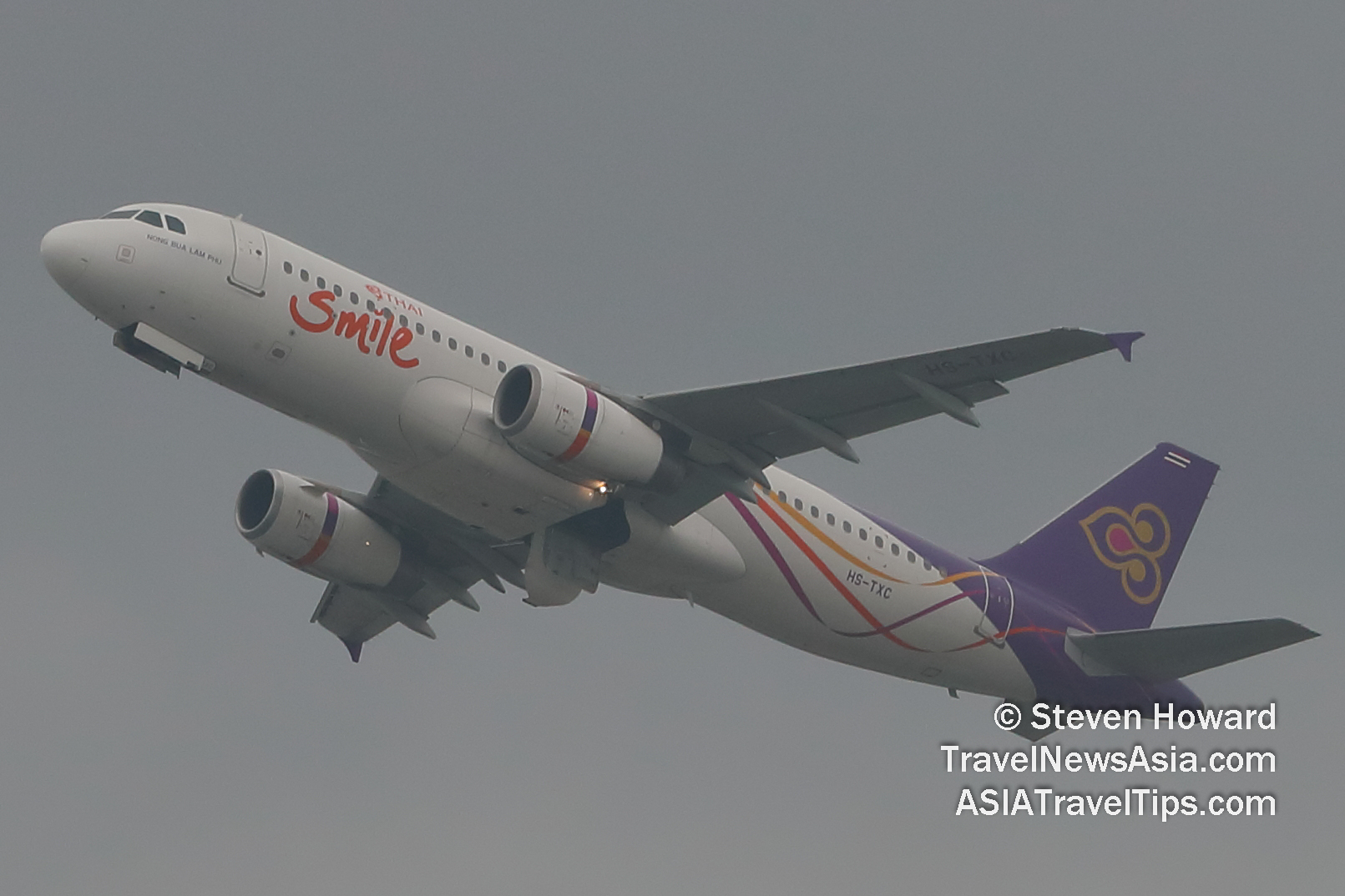 Thai Smile Airbus A320 reg: HS-TXC. Picture by Steven Howard of TravelNewsAsia.com Click to enlarge.