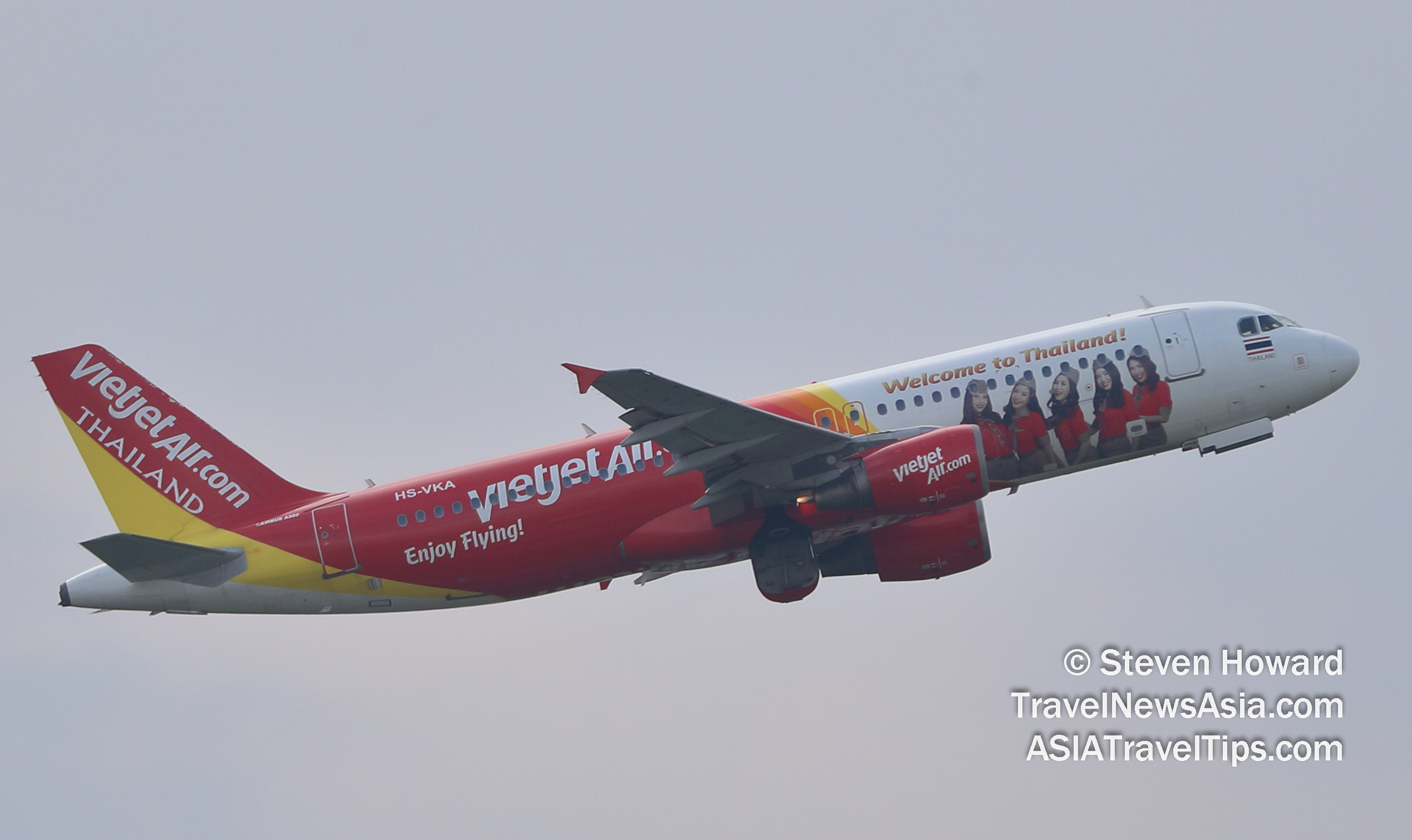 Thai Vietjet Airbus A320 reg: HS-VKA. Picture by Steven Howard of TravelNewsAsia.com Click to enlarge.