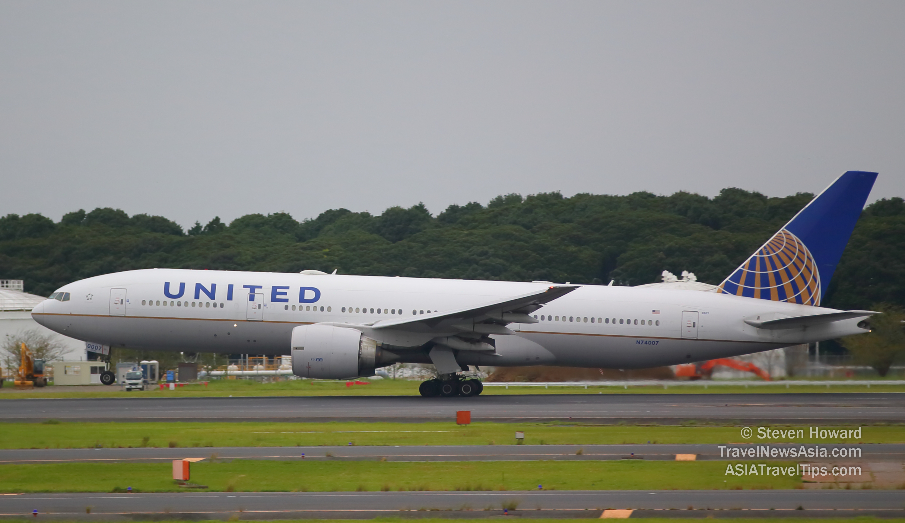 United Airlines Boeing 777 reg: N74007. Picture taken by Steven Howard of TravelNewsAsia.com at Narita Airport near Tokyo, Japan. Click to enlarge.