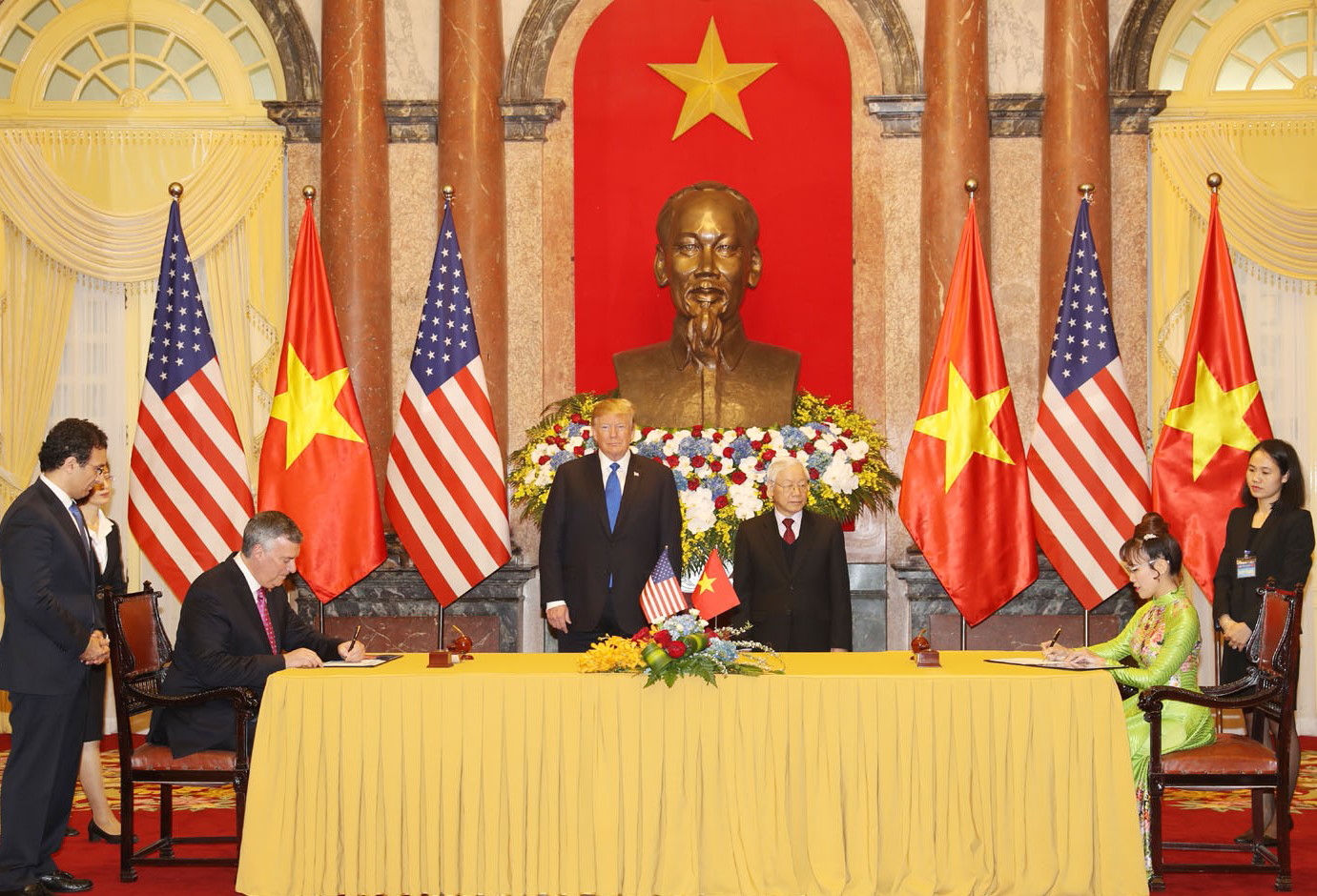 Vietjet President and CEO Nguyen Thi Phuong Thao and Boeing Commercial Airplanes President & CEO Kevin McAllister co-signed the airplane purchase deal, with Vietnam Communist Party General Secretary and President Nguyen Phu Trong and United States President Donald Trump as witnesses. Click to enlarge.