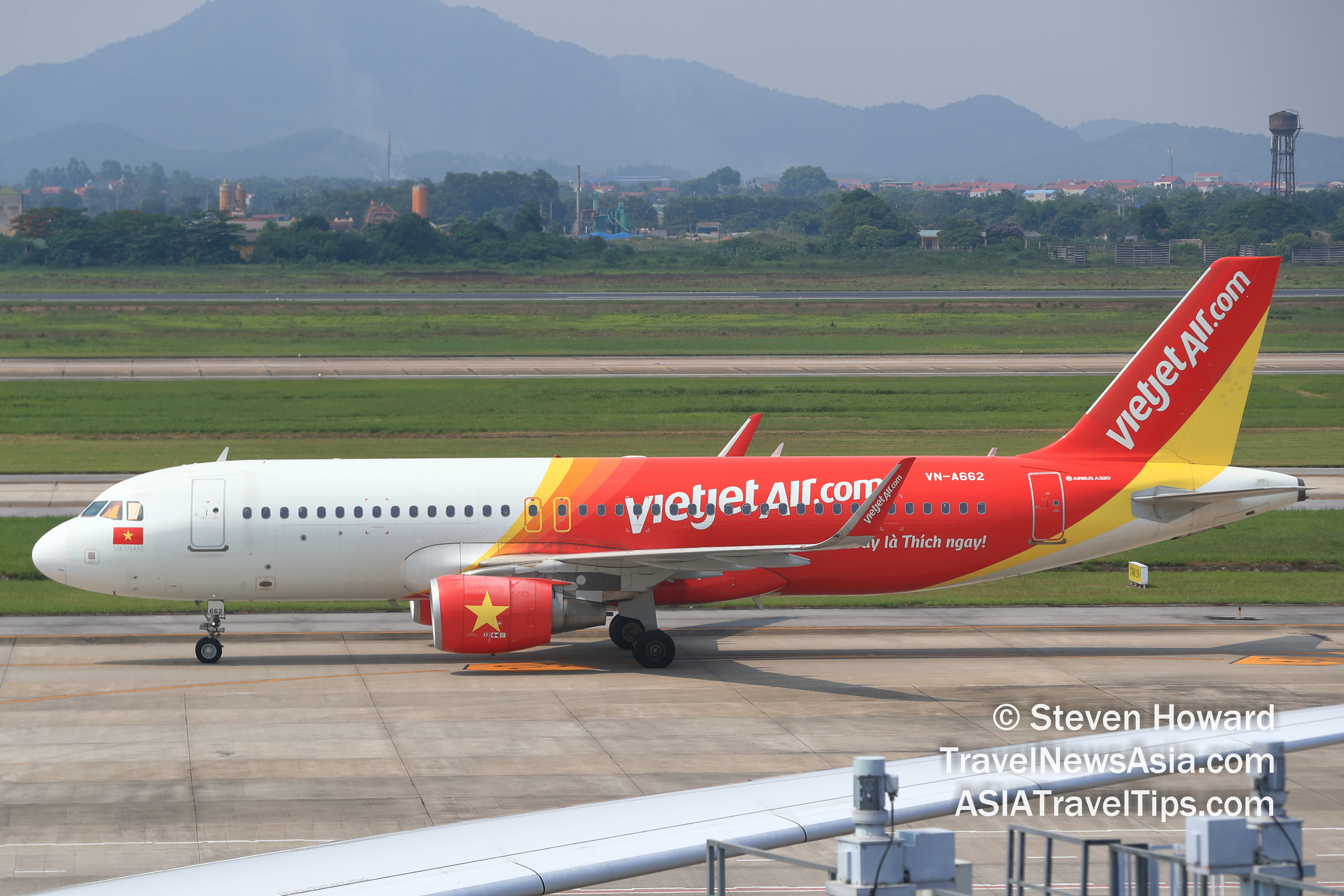 Vietjet Airbus A320 reg: VNA662. Picture by Steven Howard of TravelNewsAsia.com Click to enlarge.