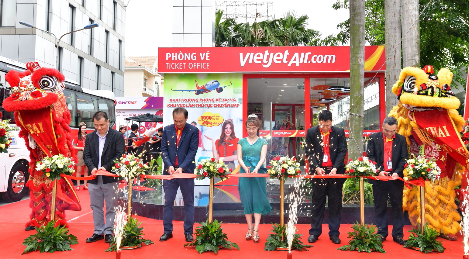 Vietjet leaders cut the ribbon to officially open the new ticket office in Ho Chi Minh (Saigon). Click to enlarge.