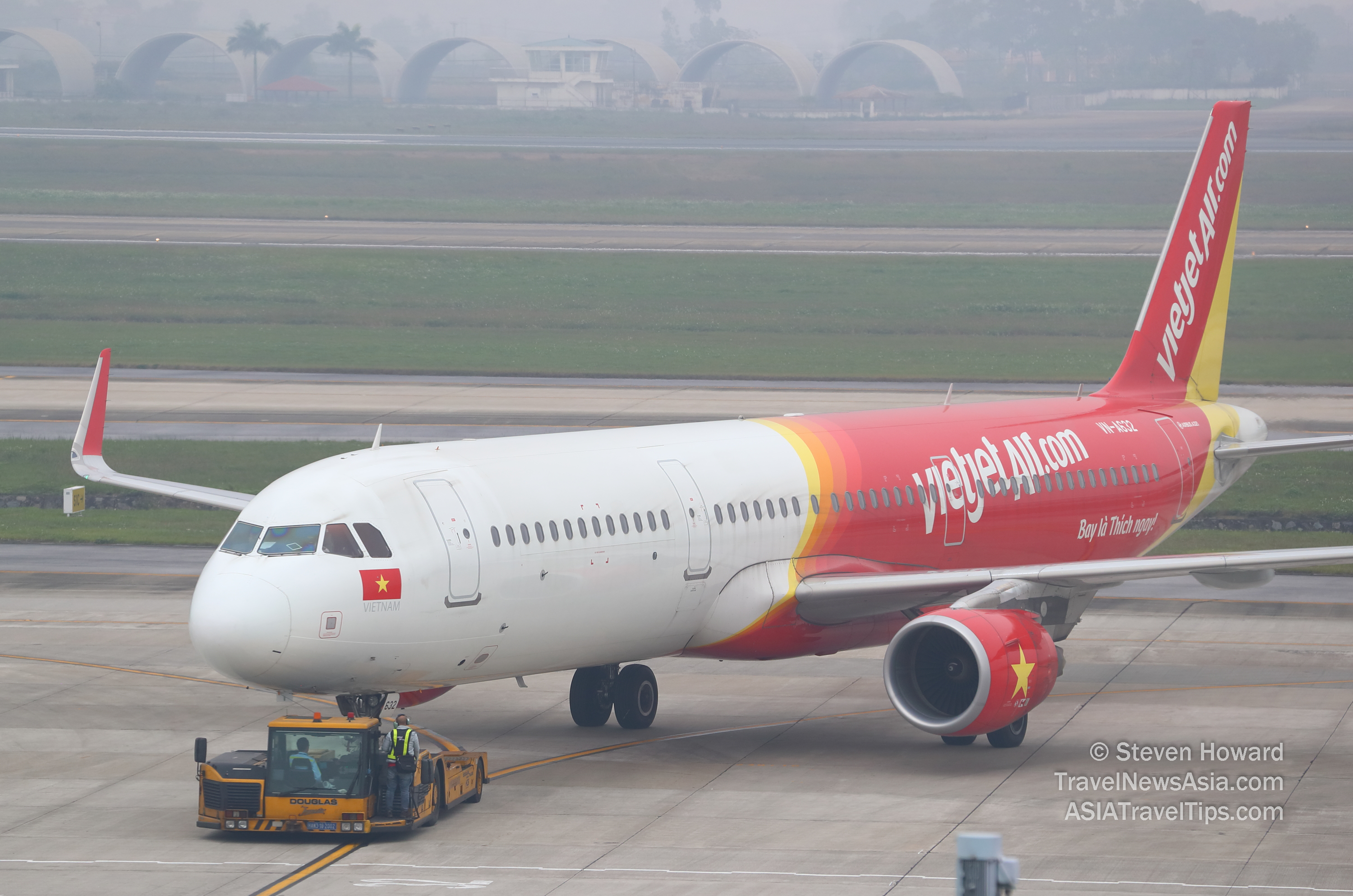 Vietjet Airbus A320 reg: VN-A632. Picture by Steven Howard of TravelNewsAsia.com Click to enlarge.
