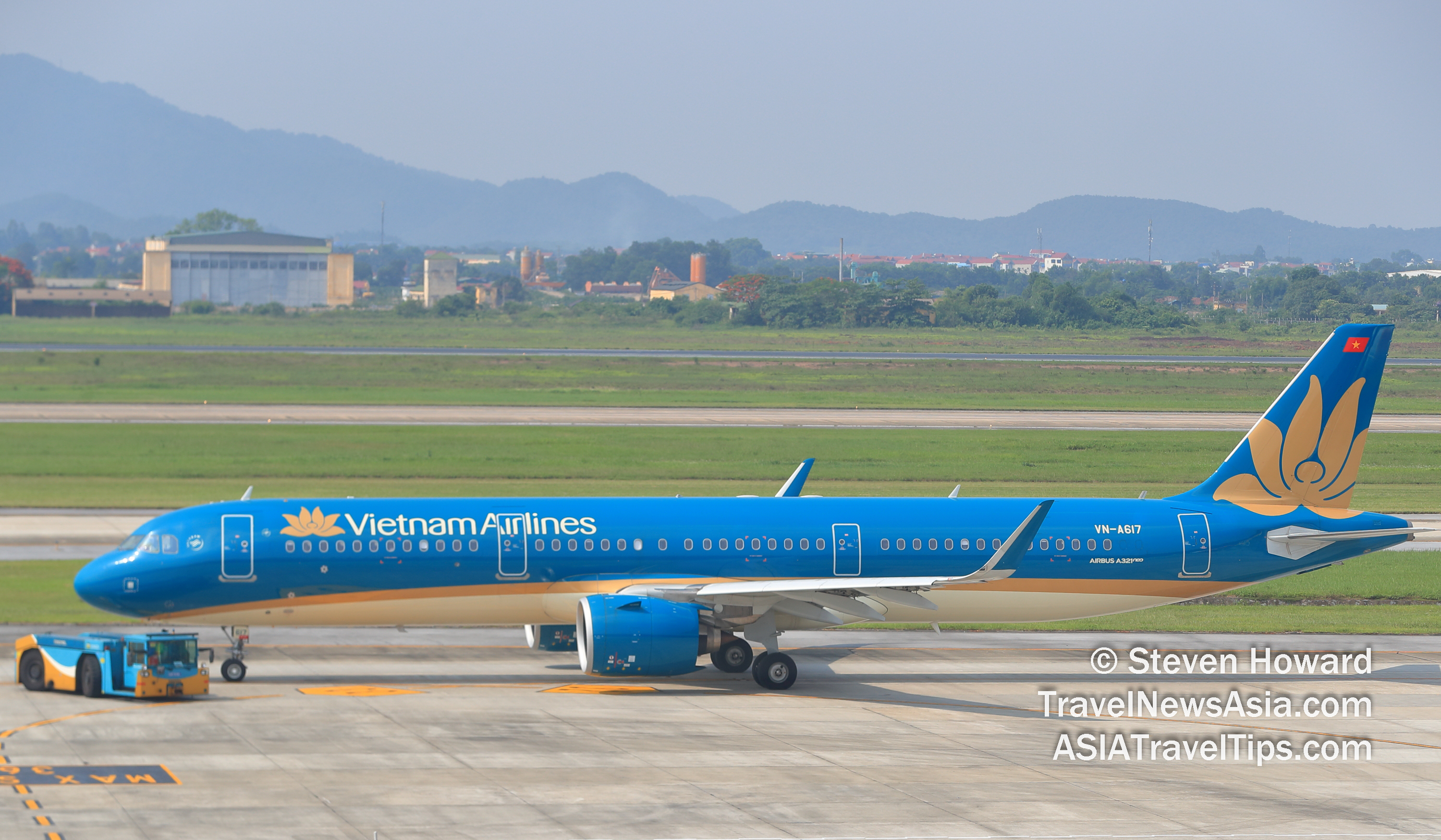 Vietnam Airlines Airbus A321neo VNA617. Picture by Steven Howard of TravelNewsAsia.com Click to enlarge.